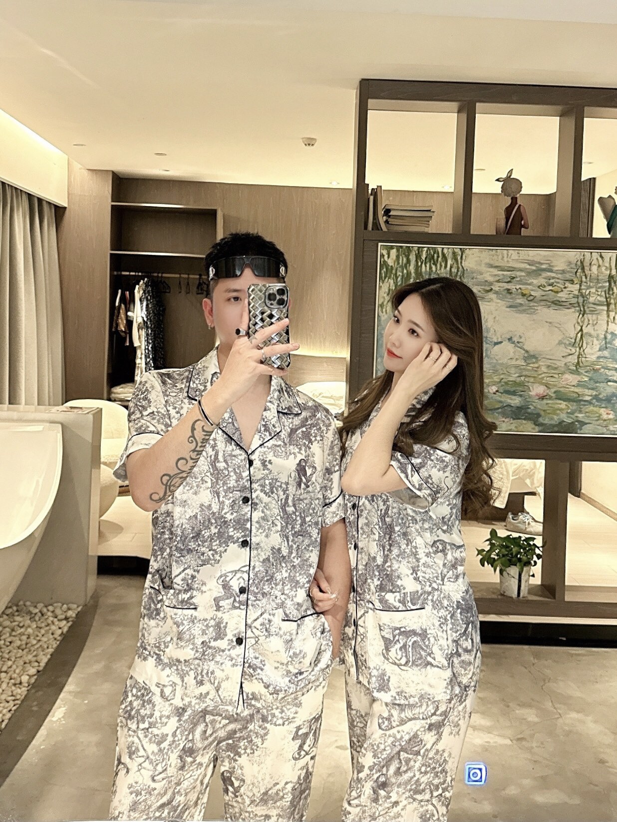 NO:430873,Dior couples' new summer style 2025 home clothes pajamas set, custom ice silk fabric for counter, breathable and comfortable, impeccable details, brand element design concept, reflecting high quality. It feels delicate and soft!  It is casually cut, with a great upper body style!  Number of code M-3XL Please report height and weight to place an order, dior, alexander wang19860909迪奥 情侣款 2025夏季新款 家居服 睡衣 套装,专柜定制冰丝面料 透气舒适度高,细节无可挑剔,品牌元素设计理念,体现高品质.手感细腻柔软！呈现休闲裁剪,上身版型超赞！码数M-3XL 下单请报身高体重,,dior,alexander wang,Men's clothing