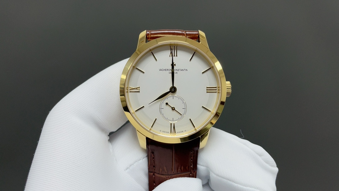 NO:392837,Vacheron Constantin VC series men's watch 1 This watch is equipped with 4400as fully automatic machinery, accurate time travel, 40 hours of power reserve, 30 meters waterproof depth 2 The dial continues the classic design Rod-shaped hour mark 3 The case is made of 316L stainless steel, the front and back of the watch mirror is sapphire crystal glass 4 Italian cowhide with original pin buckle to make the wrist fit and comfortable, suitable for all business occasions, simple and refined without losing elegance. The trend is fleeting, the style is everlasting, the classic is never out of date. The fine reproduction is good, please enjoy it!  Welcome to reprint!  Exquisite recommendation for men's two-pin mechanical watch, vacheron, cowhide19860909江诗丹顿 VC 传袭系列 男士腕表 1 该表搭载4400as 全自动机械 走时精准 动力储备40小时 防水深度30米 2 表盘延续经典设计 棒状时标 3 表壳采用316L精钢 表镜前后采用蓝宝石水晶玻璃 4 意大利牛皮搭配原装针扣 让手腕更贴合舒适,适合各种商务场合,简敛精致不失优雅.潮流易逝 风格永存,经典传袭 永不过时.精品复刻,敬请品鉴！欢迎转载！精致推荐男士两针半机械腕表,,vacheron,cowhide,Watch