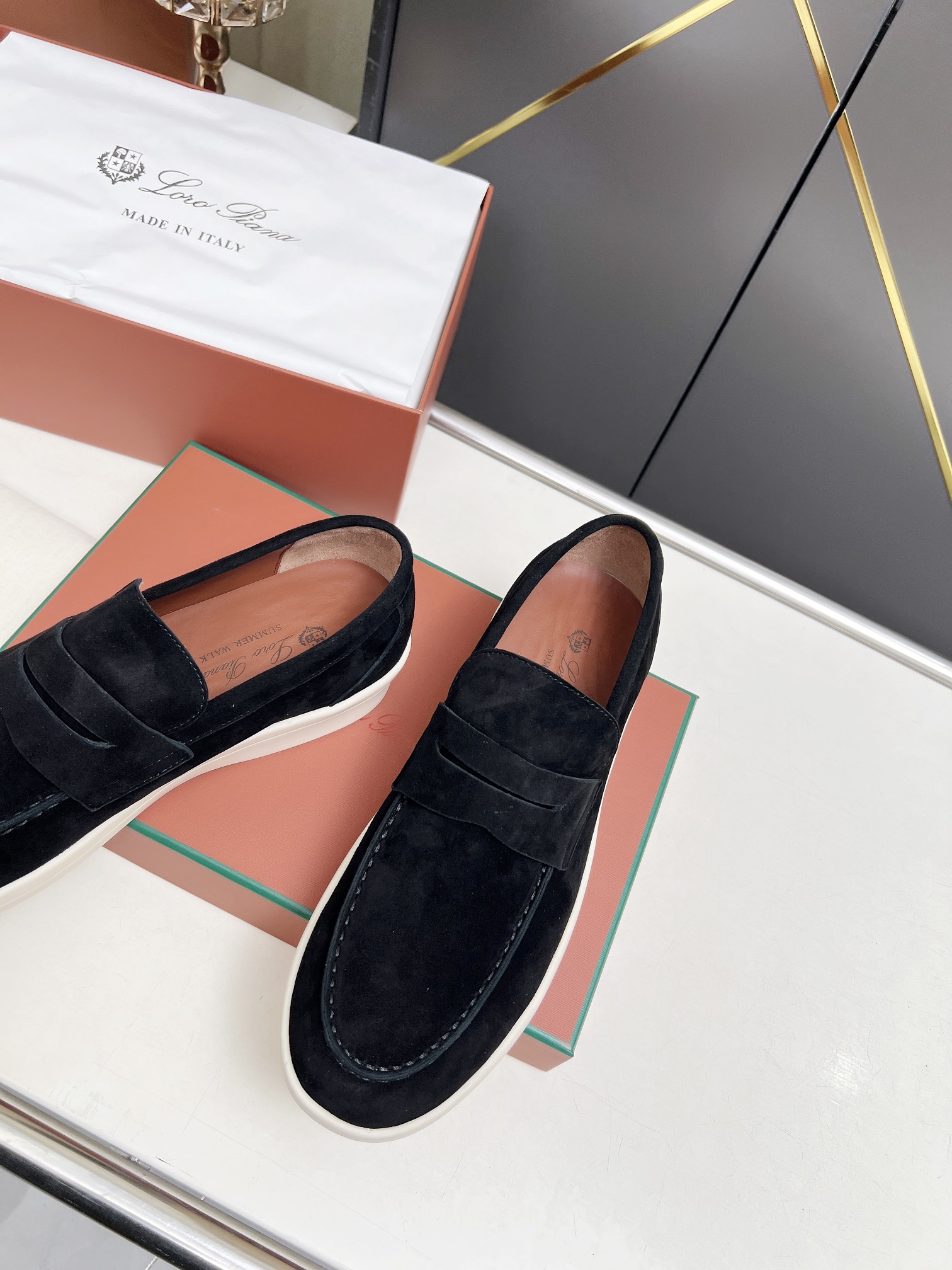 NO:246990,Loro Piana 4-season classic model. It was founded on April 24, 194. The family business is the sixth generation, providing high-quality products for customers who value taste and quality requirements. The fabric is made of imported sheep skin, water-dyed beef, hand-sewn thread, original with a signed name, raw rubber sole, which is lighter and more comfortable than traditional rubber sole. Size: Men's model 39-44 (45 custom made without return) Custom colors, and the factory is available all year round, loofer shoes, loro pigeon, loafers, sheep19860909Loro Piana 诺悠翩雅四季经典款.于194月24日一手创立现有的Loro Piana公司.家族经营至今已是第六代,为讲求品味及对质量有要求的顾客提供上等的优质商品 面料采用进口羊猄皮,内里水染牛里制成 手工缝制线,原版带署名字母生胶底,比传统橡胶底更轻巧舒适. Size:男款39-44（45定做不退换） 来图可定制颜色,工厂全年供货,乐福鞋,loro piana,loafers,sheep,Women's Shoes