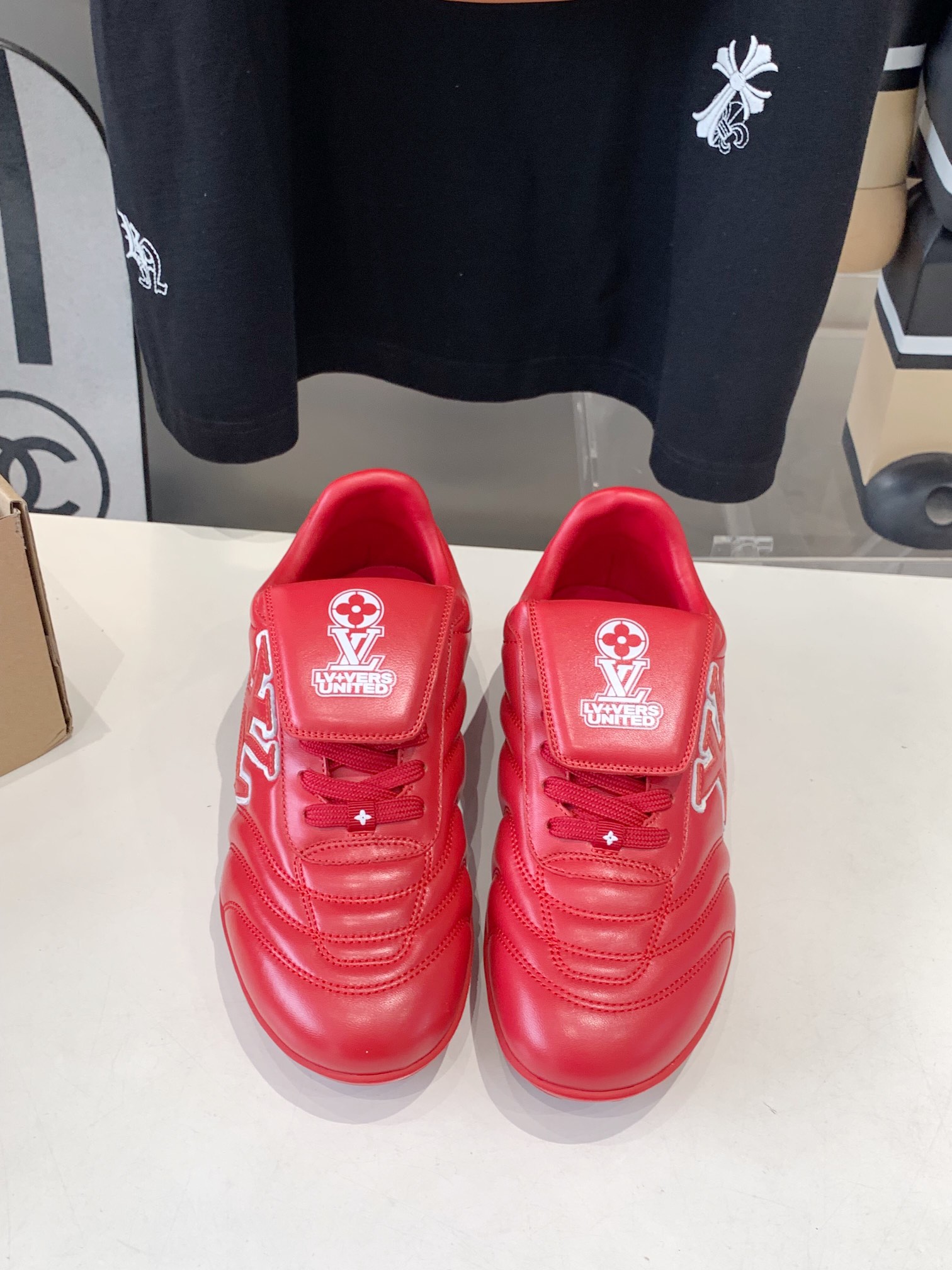 NO:240302,New Year's new LV couple's same sneakers, fashionable clothes on them. This Footprint Soccer sneaker was unveiled at the Spring and Summer Fashion Show. It is the first sneaker designed by Pharrell Williams with football shoes inspired by football shoes. The shoes are inspired by football sports that spans generations and culture, echoing the theme of unity and participation of the spring and summer fashion show. The shoes are known for their smooth design, with dynamic IV Initials logo on the side, and the tongue is embellished with Lvers United badges inspired by the football team, and the sole of the footprint rubber sole is decorated with a variety of Louis Vuitton logos. Fashionable and casual wear The trendsetter in the fashion industry, size (35-41 for women, 41 for women) (39-46 for men, 45-46 for men), casual shoes/sports, louis vuitton, louis vuitton, versace, sneakers19860909年新款LV情侣同款球鞋,穿上就是时髦精 这款 Footprint Soccer 运动鞋于春夏系列时装展中亮相,是Pharrell Williams 首次以足球鞋为灵感设计的运动鞋.鞋款的灵感来自跨越世代和文化的足球运动,呼应春夏系列时装展团结一致、全民参与的主题.鞋款以流丽的设计著称,侧面以富动感的IV Initials标志点缀,鞋舌缀有灵感来自足球队伍的Lvers United徽章,而脚掌纹橡胶鞋底饰有多款路易威登标志. 时髦休闲穿搭 时尚界的弄潮儿,码数（女款35-41,女41定做）（男款39-46,45-46定做）,休闲鞋/运动鞋,louis vuitton,louis vuitton,versace,sneakers,Women's Shoes