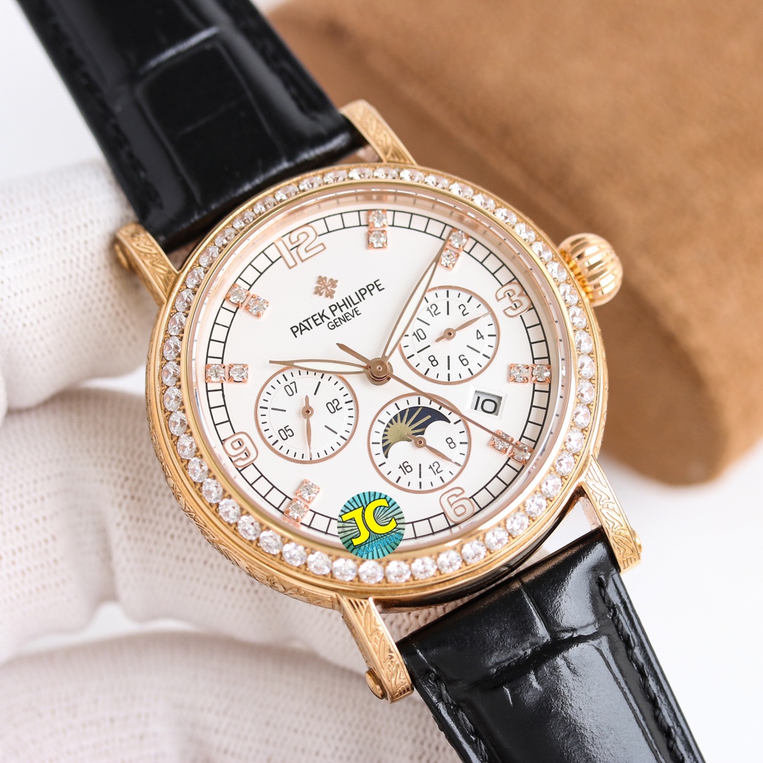 NO:149104,Patek Philippe complex function series - pure handmade - carved watch - stunning debut, the 42mm diameter is suitable for the public male handset, very business and casual. The whole watch case is hand-carved with patterns, with strong visual impact, unforgettable and beautiful material feel. 1. It is matched with imported multi-function movement [non-market ordinary domestic movement] (zero rework) function (24 hours, week/star/month) This watch has a power reserve of 38-48 hours. 2. Imported 316L stainless steel, using vacuum plating in 18k quality furnace!  3 Paired with exclusive custom square scale cowhide strap 4 wear-resistant scratch-resistant sapphire glass mirror!  530 meters of living waterproof level. Patek Philippe is simple but not simple!  The quality of real-life shooting is consistent!  ,,patek philippe,cowhide19860909百达翡丽Patek Philippe复杂功能系列-纯手工-雕花腕表-惊艳登场,42毫米的表径适配大众男性手寸,非常商务可亦休闲.整表表壳手工雕刻花纹,视觉冲击力强,令人过目不忘,实物质感更加优美.  1搭配进口多功能机芯【非市场普通国产机芯】（零返修）功能（24小时,星期/星辰/月份）此腕表拥有38-48小时动力储备. 2进口316L精钢,采用18k品质炉内真空电镀！ 3搭配独家定制方形鳞纹牛皮表带 4耐磨防刮蓝宝石玻璃镜面！ 530米生活防水等级. 百达翡丽（Patek Philippe） 简约而不简单！实物拍摄品质如一！,,patek philippe,cowhide,Watch