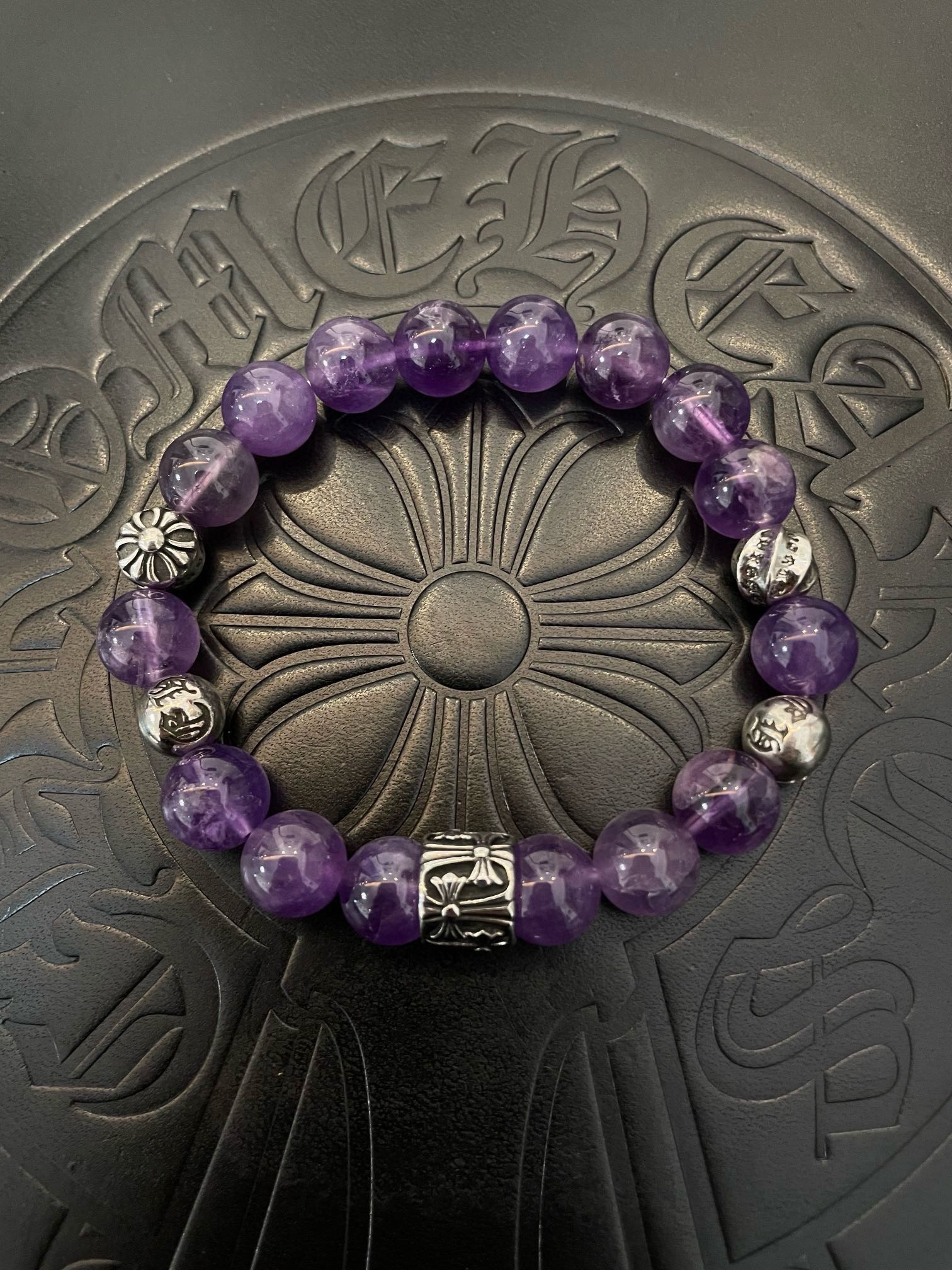 NO:112173,New [Counter Quality] Chrome Hearts Croxin Classic retro multi-element bracelet, bracelet, different pattern design styles with concave and convex shapes, presenting uniqueness. Cross Scout flowers are Croxin's ambitions, so they last longer. Genuine version of Chrome Hearts Croxin, differentiating the market's ordinary light version, matching the quality, looking at the details of the letter printing, retro old gray oxygen level. Seiko version!  !  !  Pure handmade ~ Authentic model opening must-have fashion and fashion, both men and women can wear it, same style for couples, original official website, rock punk style silver style, retro elements, trendy and versatile!  , jewelry boutique, chrome hearts, chrome hearts, bracelet19860909新款【专柜品质】Chrome Hearts克罗心 经典复古多元素手链 手串,凹凸造型不同的花纹设计风格 呈现出与众不同 十字架 童军花是克罗心的志 所以更经久不衰 正品打版Chrome Hearts克罗心 区别市场普通轻版 对版对标品质 看字印细节 复古做旧灰氧程度.精工版本！！！ 纯手工打造 ～正品开模潮流时尚必备 男女均可佩戴 情侣同款 官网原版 摇滚朋克泰银风格 复古元素 潮流百搭！,饰品精品,chrome hearts,chrome hearts,bracelet,Jewelry