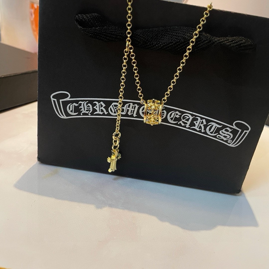 NO:108170,Batch New style [Counter Quality] Chrome Hearts Croxin Classic golden pendant necklace Cross ring pendant design style with different concave and convex shapes presents unique cross Scout flowers are Croxin's ambitions, so they last longer. Genuine version Chrome Hearts Croxin Difference to the market ordinary light version, match the quality of the version, look at the details of the letter printing, retro old gray oxygen level. Seiko version!  !  !  Pure handmade ~ Authentic model opening must-have fashion and fashion, both men and women can wear it, same style for couples, original official website, rock punk style silver style, retro elements, trendy and versatile!  , jewelry boutique, chrome hearts, chrome hearts, necklace, gold19860909批 新款【专柜品质】Chrome Hearts克罗心 经典黄金色挂件项链 十字圈吊坠 凹凸造型不同的花纹设计风格 呈现出与众不同 十字架 童军花是克罗心的志 所以更经久不衰 正品打版Chrome Hearts克罗心 区别市场普通轻版 对版对标品质 看字印细节 复古做旧灰氧程度.精工版本！！！ 纯手工打造 ～正品开模潮流时尚必备 男女均可佩戴 情侣同款 官网原版 摇滚朋克泰银风格 复古元素 潮流百搭！,饰品精品,chrome hearts,chrome hearts,necklace,gold,Jewelry