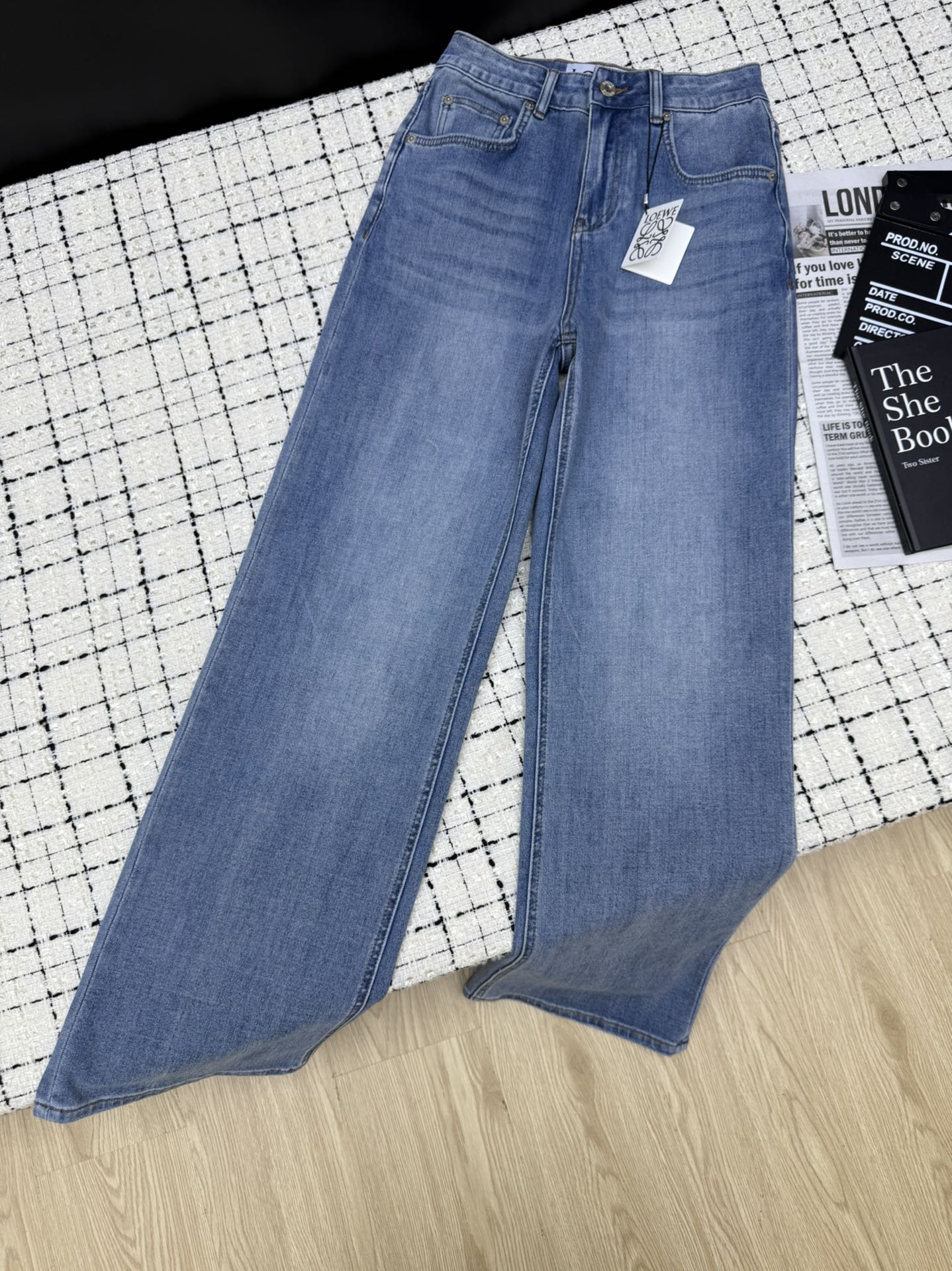 NO:331153,Wearing the effect of long legs 25ss Back pocket contrast embroidery logo straight jeans Straight wide-leg high waist trousers can make the proportion of legs the longest. The upper body is a perfect long-legged girl. Retro blue washing water, high-end gray milky white, simple and versatile. The fabric is elastic. The upper body is super comfortable. Two colors 26-27-28-29-30.,,jeans,alexander wang19860909穿出长腿效果 25ss 后背口袋撞色刺绣logo直筒牛仔裤 直筒阔腿高腰的裤型 可以将双腿比例感拉到最长 上身就是妥妥的长腿妹子 复古蓝洗水、高级灰奶白 简洁百搭 面料带有弹性 上身超舒服 两色26-27-28-29-30.,,jeans,alexander wang,Women's clothing