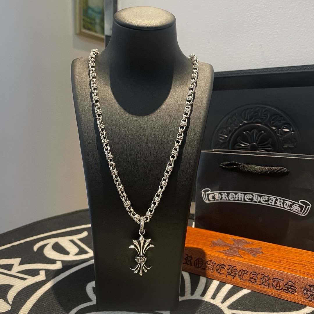 NO:108191,TikTok/Kuaishou/ins/Xiaohongshu/Live Hot, New [Counter Quality] Chrome Hearts Croxin Cross Flower Ball Necklace, Iris Pendant, Concave and Convex and Convex Scout Flowers present unique to others Cross Scout Flowers are Croxin's ambitions, so they last longer. Genuine version of Chrome Hearts Croxin, different market light version, benchmarking quality, looking at the details of the letter printing, retro old gray oxygen level. Seiko version!  !  !  Pure handmade ~ Authentic model opening must-have fashion and fashion, both men and women can wear it, same style for couples, original official website, rock punk style silver style, retro elements, trendy and versatile!  , jewelry boutique, chrome hearts, chrome hearts, necklace19860909批 抖音/快手/ins/小红书/直播热门 ,新款【专柜品质】Chrome Hearts克罗心十字花球项链 ,鸢尾花吊坠,凹凸造型不同的花纹设计风格 呈现出与众不同 十字架 童军花是克罗心的志 所以更经久不衰 正品打版Chrome Hearts克罗心 区别市场普通轻版 对版对标品质 看字印细节 复古做旧灰氧程度.精工版本！！！ 纯手工打造 ～正品开模潮流时尚必备 男女均可佩戴 情侣同款 官网原版 摇滚朋克泰银风格 复古元素 潮流百搭！,饰品精品,chrome hearts,chrome hearts,necklace,Jewelry