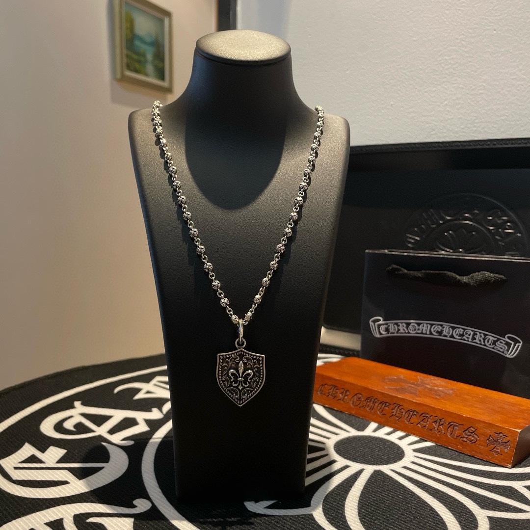 NO:108193,New [Counter Quality] Chrome Hearts Croxin Classic retro cross ball necklace Scout flower pendant Different pattern design styles with concave and convex shapes present uniqueness Cross Scout flower is Croxin's ambition, so it lasts for a long time Genuine version Chrome Hearts Croxin Difference to the market ordinary light version Corresponding to the quality of the version Benchmarking the details of the letter printing Retro old gray oxygen level. Seiko version!  !  !  Pure handmade ~ Authentic model opening must-have fashion and fashion, both men and women can wear it, same style for couples, original official website, rock punk style silver style, retro elements, trendy and versatile!  , jewelry boutique, chrome hearts, chrome hearts, necklace19860909新款【专柜品质】Chrome Hearts克罗心 经典复古十字球项链 童军花吊坠 凹凸造型不同的花纹设计风格 呈现出与众不同 十字架 童军花是克罗心的志 所以更经久不衰 正品打版Chrome Hearts克罗心 区别市场普通轻版 对版对标品质 看字印细节 复古做旧灰氧程度.精工版本！！！ 纯手工打造 ～正品开模潮流时尚必备 男女均可佩戴 情侣同款 官网原版 摇滚朋克泰银风格 复古元素 潮流百搭！,饰品精品,chrome hearts,chrome hearts,necklace,Jewelry