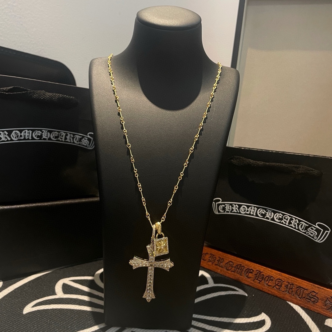 NO:108194,Comment on Douyin/Kuaishou/ins/Xiaohongshu/Live Hot, New [Counter Quality] Chrome Hearts Croxin Golden Full Diamond Cross Square Card Coupled Necklace, Different Concave and Convex and Convex Design Styles, presenting unique Cross Scout Flowers are Croxin's ambitions, so they last longer. Genuine version of Chrome Hearts Croxin, differentiated from the market, benchmarked on the quality of the version, looked at the details of the letter printing, retro, old gray oxygen level. Seiko version!  !  !  Pure handmade ~ Authentic model opening must-have fashion and fashion, both men and women can wear it, same style for couples, original official website, rock punk style silver style, retro elements, trendy and versatile!  , jewelry boutique, chrome hearts, chrome hearts, necklace, gold19860909批抖音/快手/ins/小红书/直播热门 ,新款【专柜品质】Chrome Hearts克罗心黄金色满钻十字架方牌重合项链 ,凹凸造型不同的花纹设计风格 呈现出与众不同 十字架 童军花是克罗心的志 所以更经久不衰 正品打版Chrome Hearts克罗心 区别市场普通轻版 对版对标品质 看字印细节 复古做旧灰氧程度.精工版本！！！ 纯手工打造 ～正品开模潮流时尚必备 男女均可佩戴 情侣同款 官网原版 摇滚朋克泰银风格 复古元素 潮流百搭！,饰品精品,chrome hearts,chrome hearts,necklace,gold,Jewelry