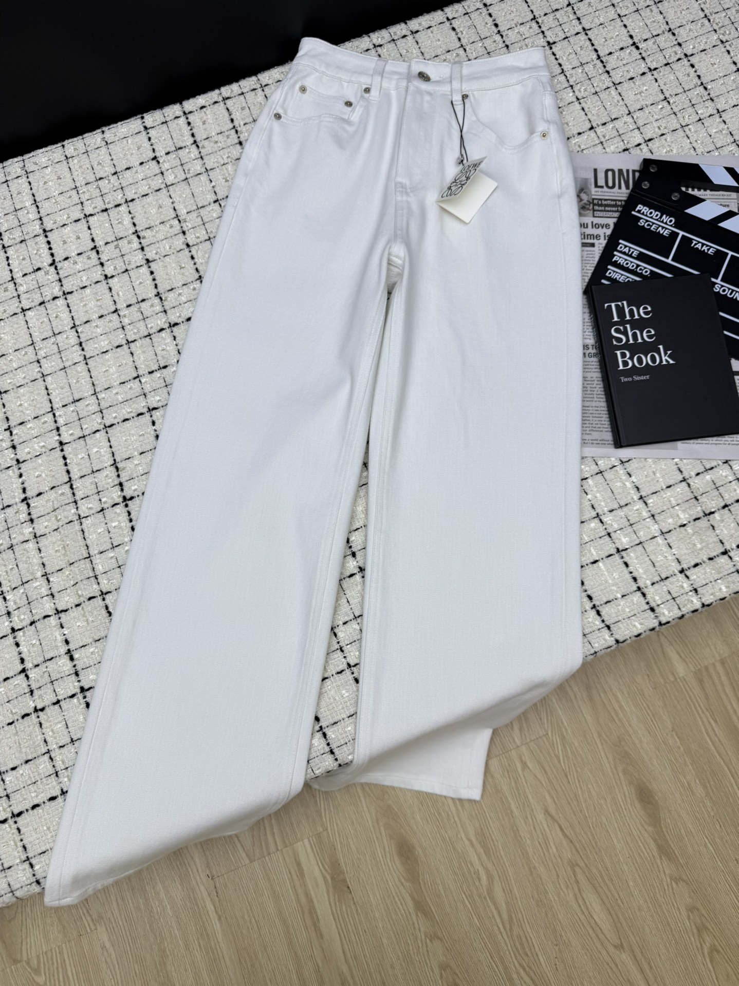 NO:331159,Wearing the effect of long legs 25ss Back pocket contrast embroidery logo straight jeans Straight wide-leg high waist trousers can make the legs proportion the longest. The upper body is a perfect long-legged girl. Retro blue washing water, high-end gray milky white, simple and versatile. The fabric is elastic. The upper body is super comfortable. Two colors 26-27-28-29-30.,,jeans,alexander wang19860909穿出长腿效果 25ss 后背口袋撞色刺绣logo直筒牛仔裤 直筒阔腿高腰的裤型 可以将双腿比例感拉到最长 上身就是妥妥的长腿妹子 复古蓝洗水、高级灰奶白 简洁百搭 面料带有弹性 上身超舒服 两色26-27-28-29-30.,,jeans,alexander wang,Women's clothing