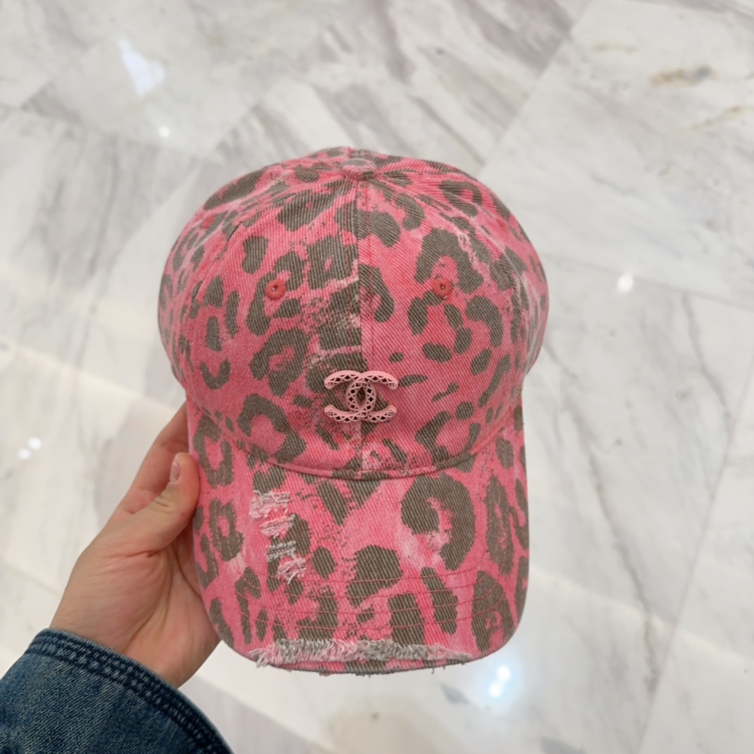 

 CHANEL香奈儿新款🆕棒球帽🔸 节假日旅游带它出去美美哒❕  中古款哟.这种帽子不容易撞款 😬 