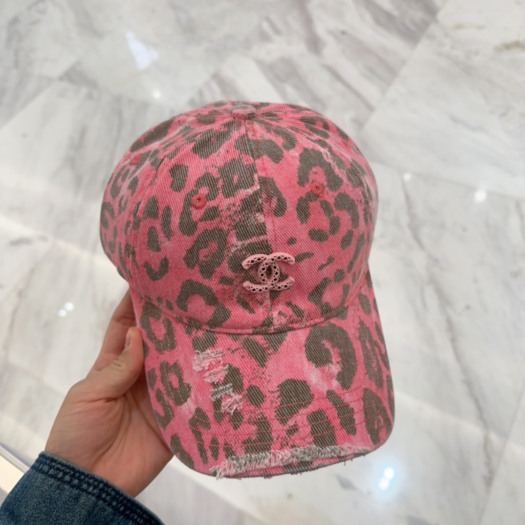 

 CHANEL香奈儿新款🆕棒球帽🔸 节假日旅游带它出去美美哒❕  中古款哟.这种帽子不容易撞款 😬 