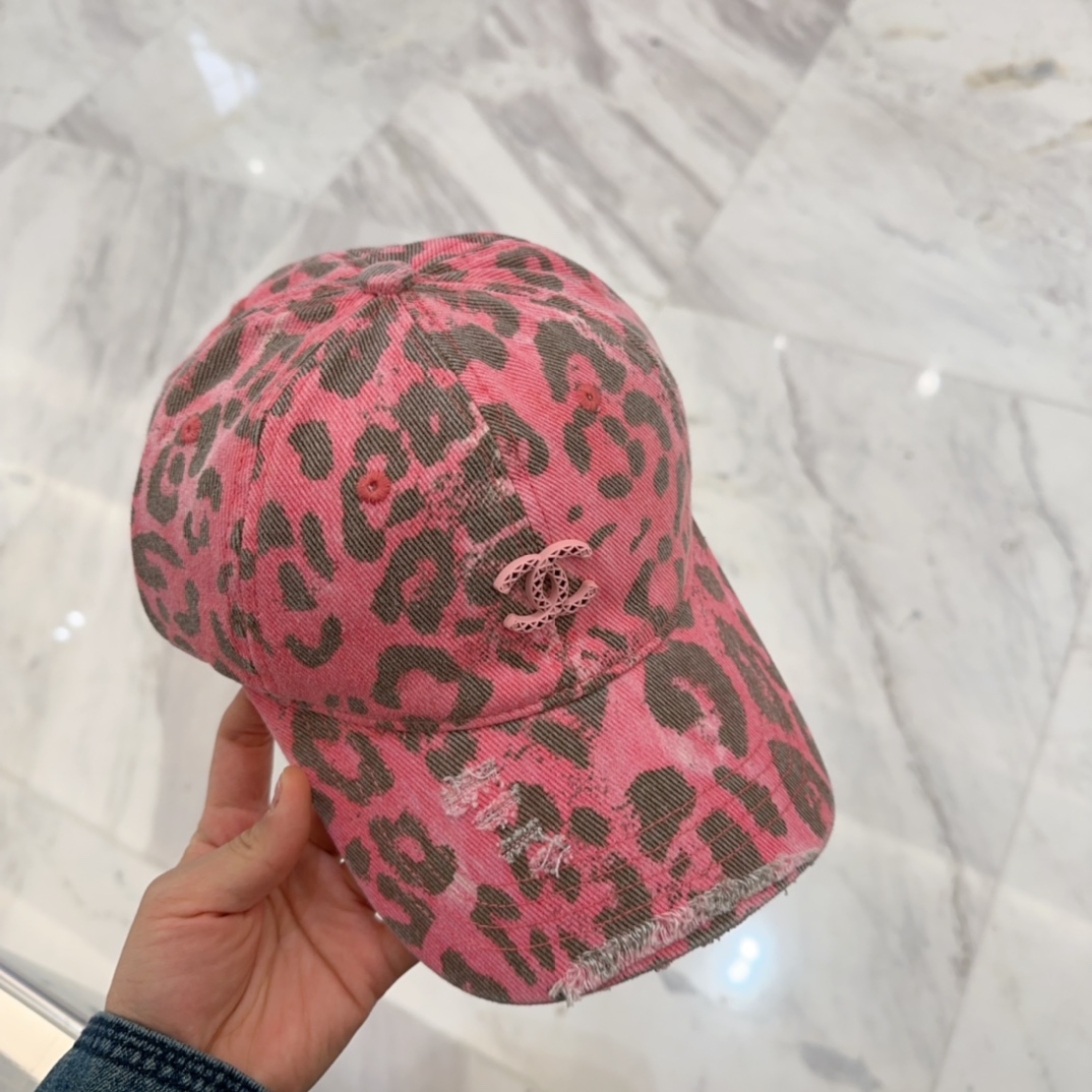 

 CHANEL香奈儿新款🆕棒球帽🔸 节假日旅游带它出去美美哒❕  中古款哟.这种帽子不容易撞款 😬 