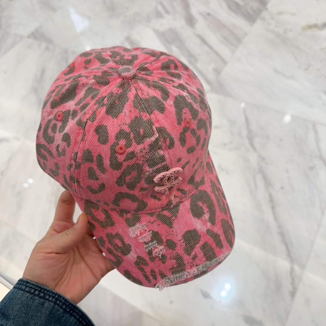 

 CHANEL香奈儿新款🆕棒球帽🔸 节假日旅游带它出去美美哒❕  中古款哟.这种帽子不容易撞款 😬 