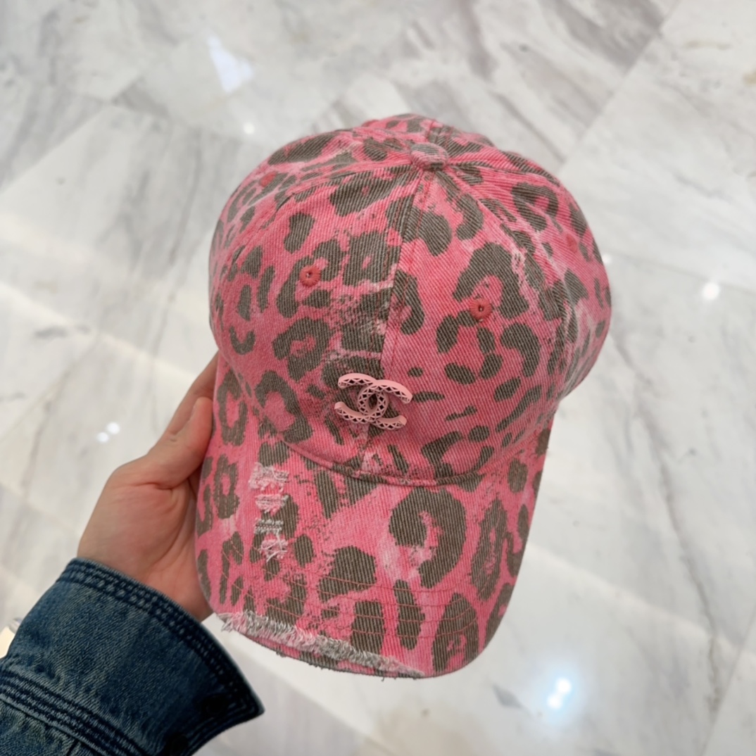 

 CHANEL香奈儿新款🆕棒球帽🔸 节假日旅游带它出去美美哒❕  中古款哟.这种帽子不容易撞款 😬 