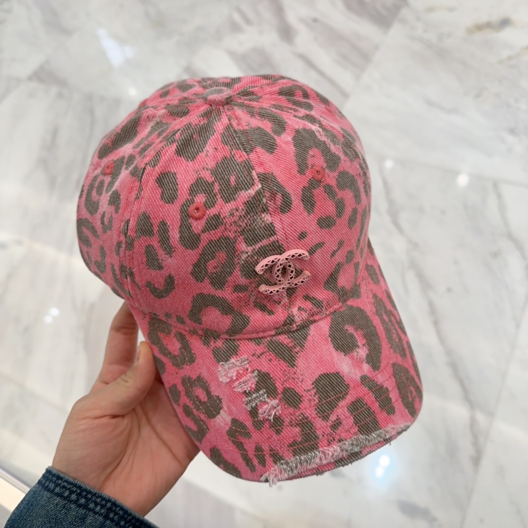 

 CHANEL香奈儿新款🆕棒球帽🔸 节假日旅游带它出去美美哒❕  中古款哟.这种帽子不容易撞款 😬 