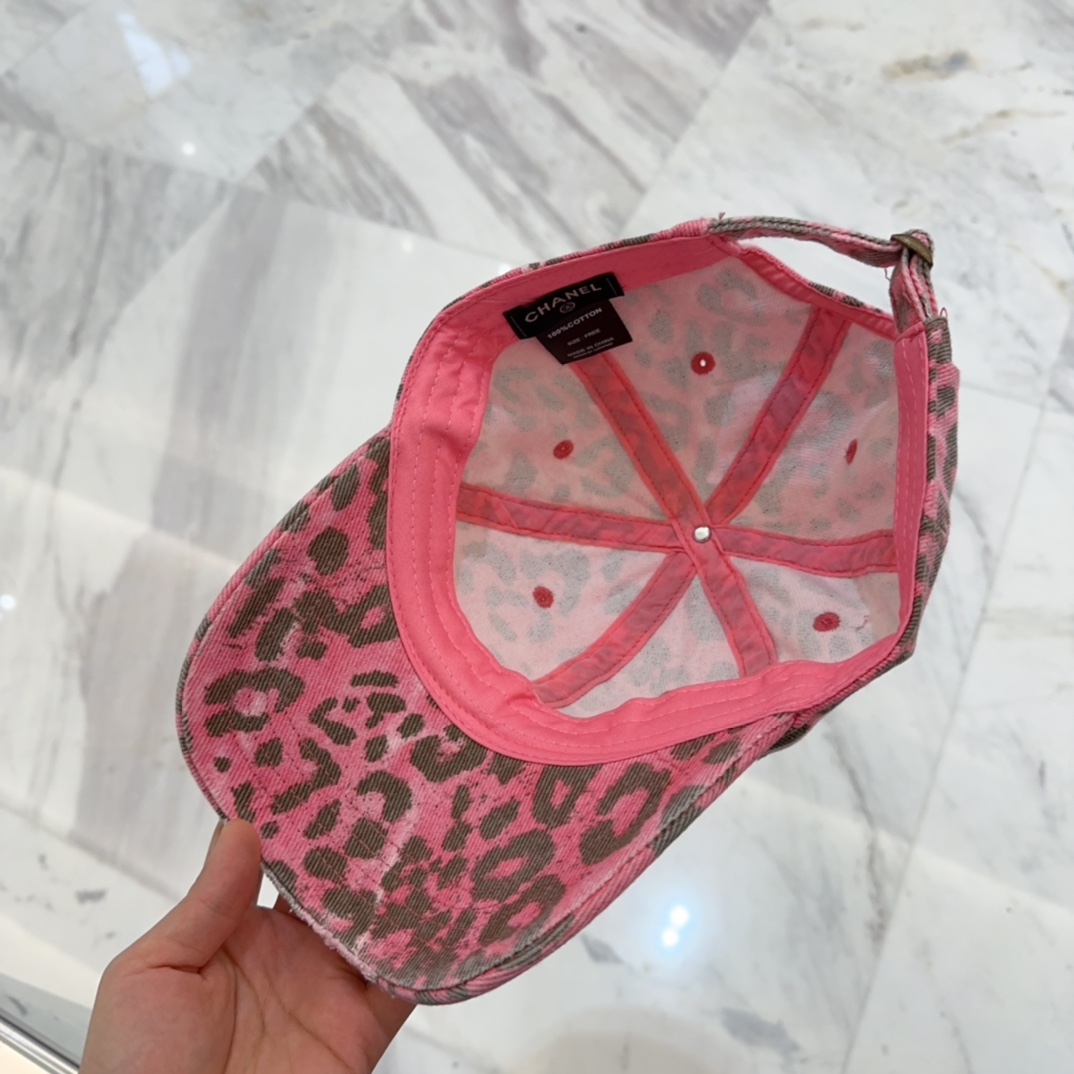 

 CHANEL香奈儿新款🆕棒球帽🔸 节假日旅游带它出去美美哒❕  中古款哟.这种帽子不容易撞款 😬 