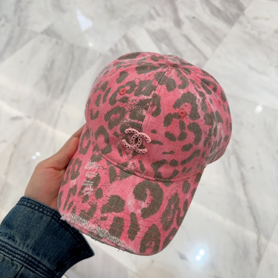 

 CHANEL香奈儿新款🆕棒球帽🔸 节假日旅游带它出去美美哒❕  中古款哟.这种帽子不容易撞款 😬 