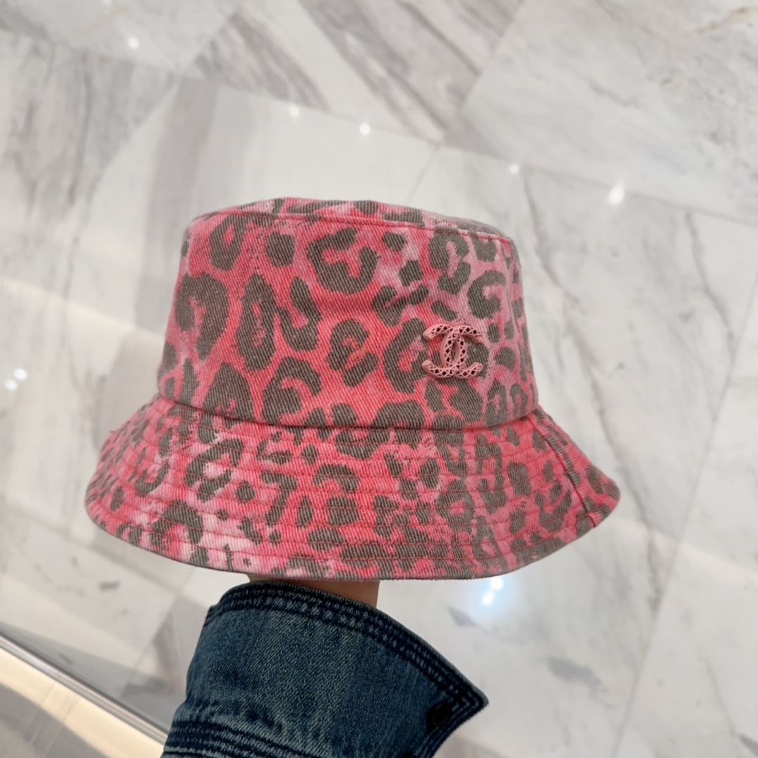 NO:226690,CHANEL Chanel new baseball hat, take it out for a beautiful holiday travel, medieval style. This kind of hat is not easy to hit, spot hat, straw hat, fisherman hat, baseball hat, hat, chanel, chanel, espadrilles, hats19860909CHANEL香奈儿新款棒球帽 节假日旅游带它出去美美哒 中古款哟.这种帽子不容易撞款 现货帽子草帽渔夫帽棒球帽,帽子,chanel,chanel,espadrilles,hats,hat