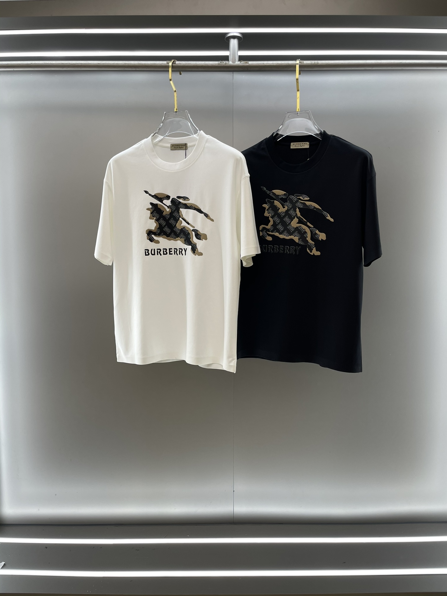 NO:134591,B home high-end fabric 250g pure cotton 2025 spring and summer counter new short-sleeved 3D three-dimensional printing with clear concave and convexity. Fashion classic round neck short-sleeved cuff hem with traceless design. Fashionable single product design, more fashionable and comfortable, high-standard customization, very stylish upper body, classic LOGO pattern on the chest brand customer-supplied auxiliary materials, customer-supplied imported high-end fabric with very delicate texture, exquisite details and exquisite craftsmanship, extremely shaping item, can be matched with any fashion, super good style, a must-have item for trendy men Size S-XXL!  !  ,T-shirt,alexander wang19860909B家高定面料 250克纯棉 2025春夏专柜新品短袖3D立体印花 凹凸分明 时尚经典圆领短袖袖口下摆采用无痕设计 时尚单品设计,更加时尚舒适,高标准定制,上身非常有型,胸前品牌经典LOGO 图案 客供辅料,客供进口高档面料质感非常细腻,细节工艺精湛考究,塑造性极高的一款单品,任何时装都可以搭配,版型超级好 潮男必备单品 尺码S-XXL！！,,T-shirt,alexander wang,Men's clothing