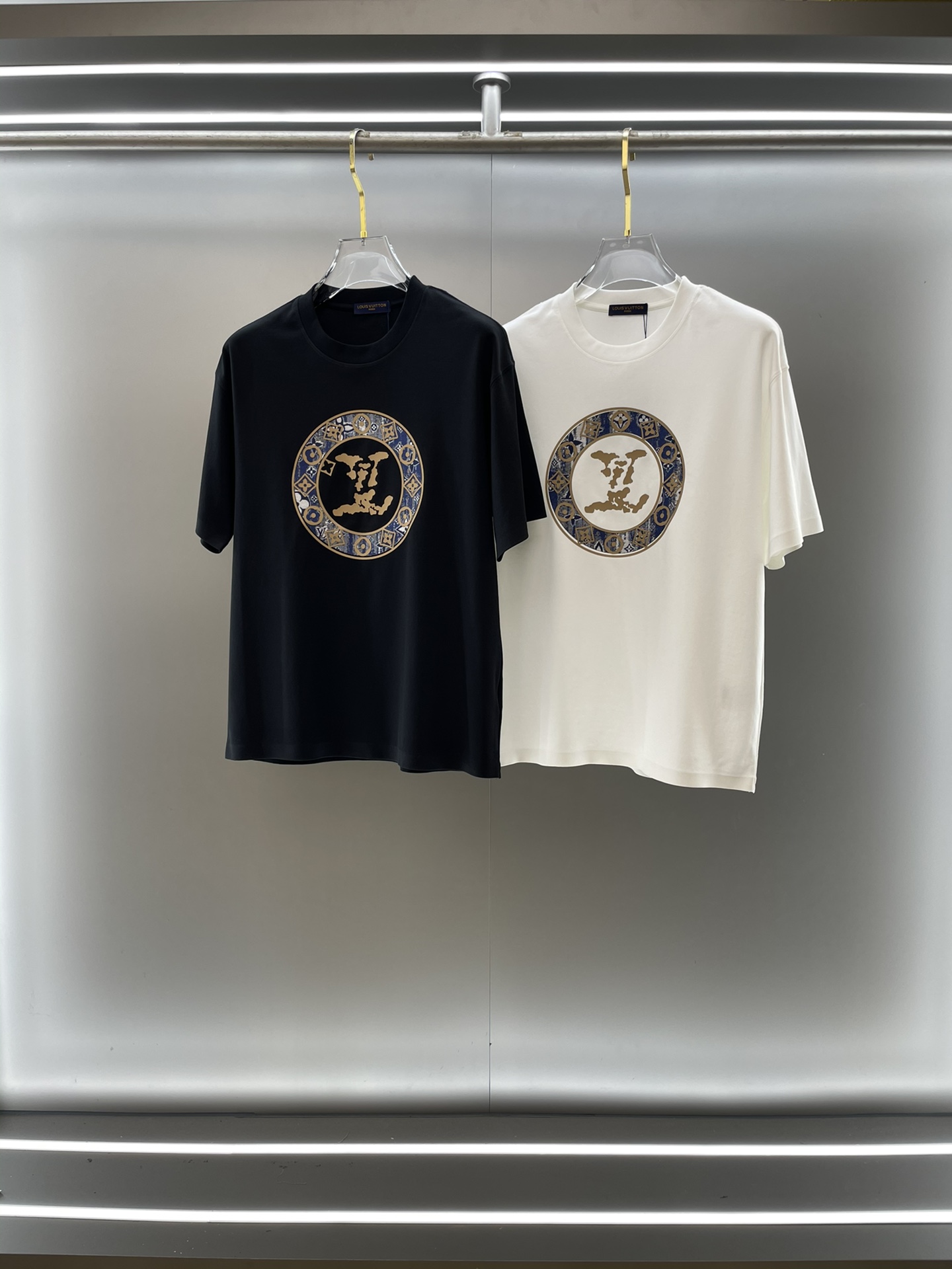 NO:134593,Lujia high-end fabric 250g pure cotton 2025 spring and summer counter new short-sleeved 3D three-dimensional printing with clear concave and convexity. Fashion classic round neck short-sleeved cuff hem with traceless design. Fashionable single product design, more fashionable and comfortable, high-standard customization, very stylish upper body, classic LOGO pattern on the chest brand customer-supplied auxiliary materials, customer-supplied imported high-end fabric with very delicate texture, exquisite details and exquisite craftsmanship, extremely shaping item, can be matched with any fashion, super good style, a must-have item for trendy men Size S-XXL!  !  ,,louis vuitton,louis vuitton,T-shirt,alexander wang19860909驴家高定面料 250克纯棉 2025春夏专柜新品短袖3D立体印花 凹凸分明 时尚经典圆领短袖袖口下摆采用无痕设计 时尚单品设计,更加时尚舒适,高标准定制,上身非常有型,胸前品牌经典LOGO 图案 客供辅料,客供进口高档面料质感非常细腻,细节工艺精湛考究,塑造性极高的一款单品,任何时装都可以搭配,版型超级好 潮男必备单品 尺码S-XXL！！,,louis vuitton,louis vuitton,T-shirt,alexander wang,Men's clothing