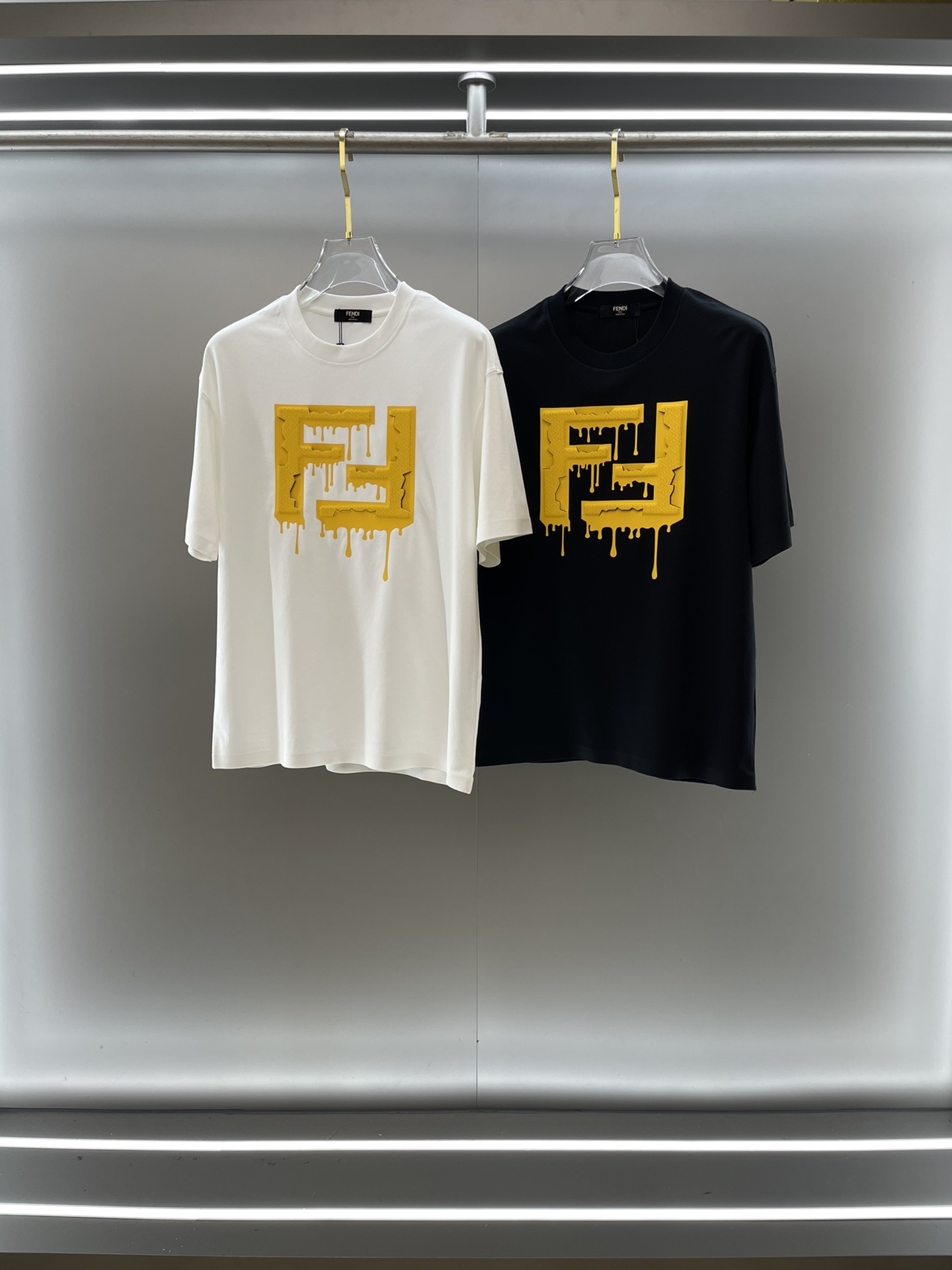 NO:134595,Fenjia high-end fabric 250g pure cotton 2025 spring and summer counter new short-sleeved 3D three-dimensional printing with clear concave and convexity. Fashion classic round neck short-sleeved cuff hem with traceless design. Fashionable single product design, more fashionable and comfortable, high-standard customization, very stylish upper body, classic LOGO pattern on the chest brand customer-supplied auxiliary materials, customer-supplied imported high-end fabric with very delicate texture, exquisite details and exquisite craftsmanship, extremely shaping item, can be matched with any fashion, super good style, a must-have item for trendy men Size S-XXL!  !  ,fendi,T-shirt,alexander wang19860909芬家高定面料 250克纯棉 2025春夏专柜新品短袖3D立体印花 凹凸分明 时尚经典圆领短袖袖口下摆采用无痕设计 时尚单品设计,更加时尚舒适,高标准定制,上身非常有型,胸前品牌经典LOGO 图案 客供辅料,客供进口高档面料质感非常细腻,细节工艺精湛考究,塑造性极高的一款单品,任何时装都可以搭配,版型超级好 潮男必备单品 尺码S-XXL！！,,fendi,T-shirt,alexander wang,Men's clothing