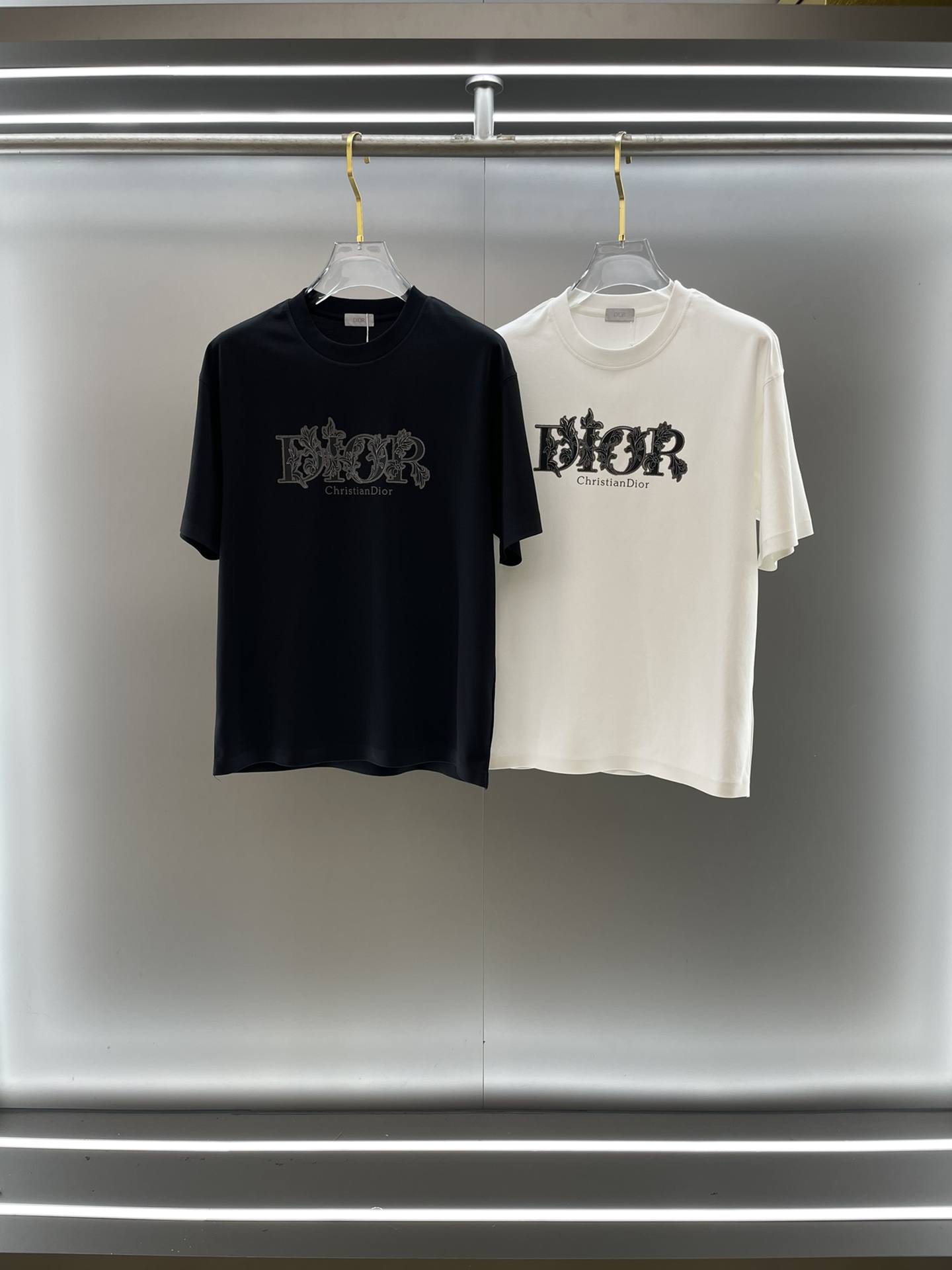 NO:134597,Dijia high-end fabric 250g pure cotton 2025 spring and summer counter new short-sleeved 3D three-dimensional printing with clear concave and convexity. Fashion classic round neck short-sleeved cuff hem with traceless design. Fashionable single product design, more fashionable and comfortable, high-standard customization, very stylish upper body, classic LOGO pattern on the chest brand customer-supplied auxiliary materials, customer-supplied imported high-end fabric with very delicate texture, exquisite details and exquisite craftsmanship, extremely shaping item, can be matched with any fashion, super good style, a must-have item for trendy men Size S-XXL!  !  ,dior,T-shirt,alexander wang19860909迪家高定面料 250克纯棉 2025春夏专柜新品短袖3D立体印花 凹凸分明 时尚经典圆领短袖袖口下摆采用无痕设计 时尚单品设计,更加时尚舒适,高标准定制,上身非常有型,胸前品牌经典LOGO 图案 客供辅料,客供进口高档面料质感非常细腻,细节工艺精湛考究,塑造性极高的一款单品,任何时装都可以搭配,版型超级好 潮男必备单品 尺码S-XXL！！,,dior,T-shirt,alexander wang,Men's clothing