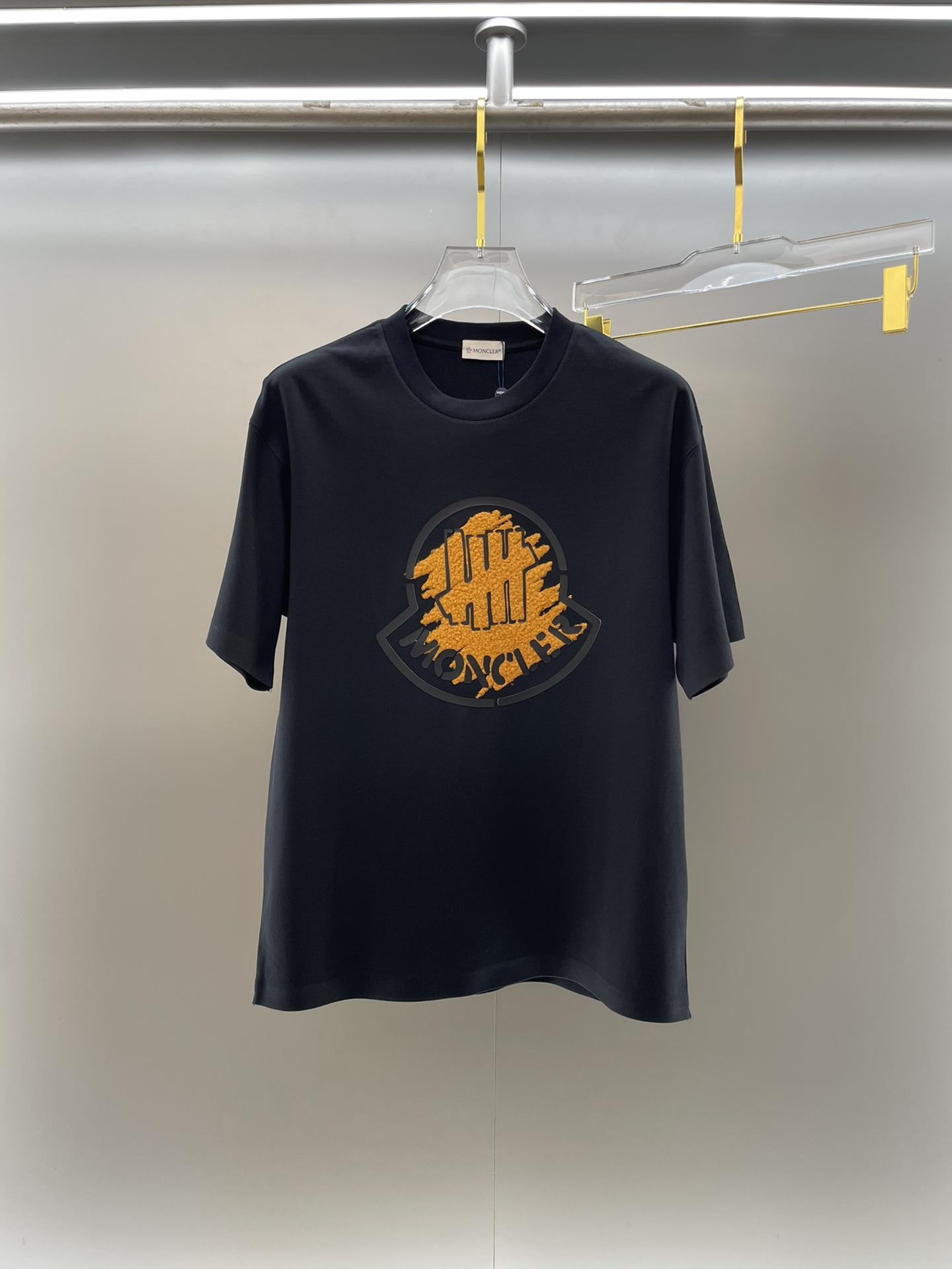 NO:134603,Mengjia high-end fabric 250g pure cotton 2025 spring and summer counter new short-sleeved 3D three-dimensional printing with clear concave and convexity. Fashion classic round neck short-sleeved cuff hem with traceless design. Fashionable single product design, more fashionable and comfortable, high-standard customization, very stylish upper body, classic LOGO pattern on the chest brand customer-supplied auxiliary materials, customer-supplied imported high-end fabric with very delicate texture, exquisite details and exquisite craftsmanship, extremely shaping item, can be matched with any fashion, super good style, a must-have item for trendy men Size S-XXL!  !  ,T-shirt,alexander wang19860909蒙家高定面料 250克纯棉 2025春夏专柜新品短袖3D立体印花 凹凸分明 时尚经典圆领短袖袖口下摆采用无痕设计 时尚单品设计,更加时尚舒适,高标准定制,上身非常有型,胸前品牌经典LOGO 图案 客供辅料,客供进口高档面料质感非常细腻,细节工艺精湛考究,塑造性极高的一款单品,任何时装都可以搭配,版型超级好 潮男必备单品 尺码S-XXL！！,,T-shirt,alexander wang,Men's clothing