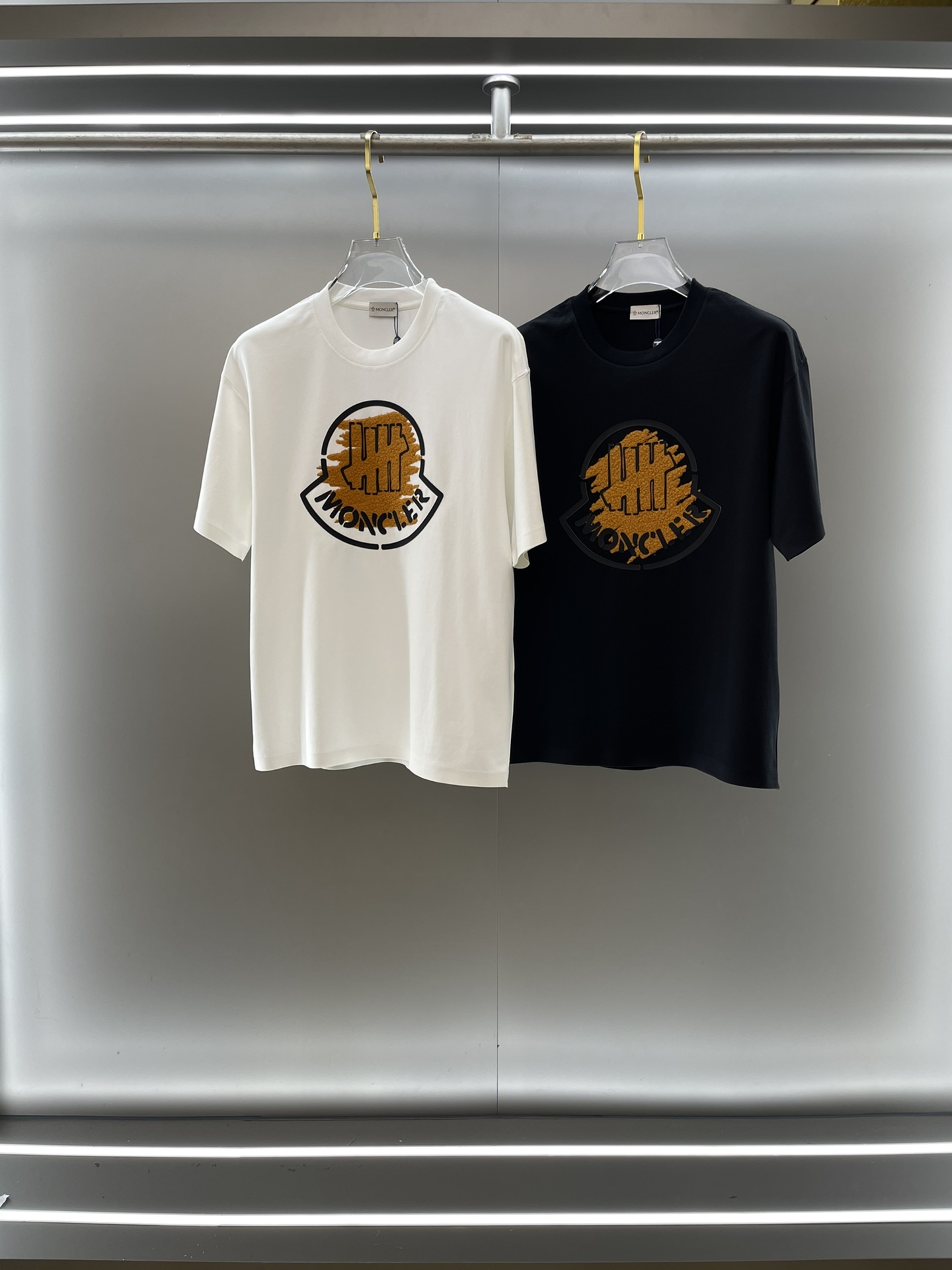 NO:134586,Mengjia high-end fabric 250g pure cotton 2025 spring and summer counter new short-sleeved 3D three-dimensional printing with clear concave and convexity. Fashion classic round neck short-sleeved cuff hem with traceless design. Fashionable single product design, more fashionable and comfortable, high-standard customization, very stylish upper body, classic LOGO pattern on the chest brand customer-supplied auxiliary materials, customer-supplied imported high-end fabric with very delicate texture, exquisite details and exquisite craftsmanship, extremely shaping item, can be matched with any fashion, super good style, a must-have item for trendy men Size S-XXL!  !  ,T-shirt,alexander wang19860909蒙家高定面料 250克纯棉 2025春夏专柜新品短袖3D立体印花 凹凸分明 时尚经典圆领短袖袖口下摆采用无痕设计 时尚单品设计,更加时尚舒适,高标准定制,上身非常有型,胸前品牌经典LOGO 图案 客供辅料,客供进口高档面料质感非常细腻,细节工艺精湛考究,塑造性极高的一款单品,任何时装都可以搭配,版型超级好 潮男必备单品 尺码S-XXL！！,,T-shirt,alexander wang,Men's clothing