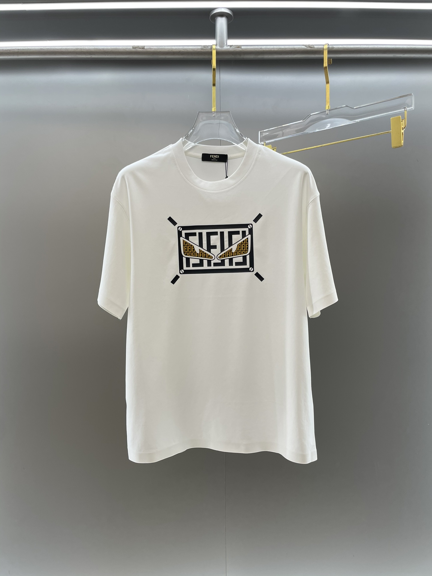 NO:134599,Fenjia high-end fabric 250g pure cotton 2025 spring and summer counter new short-sleeved 3D three-dimensional printing with clear concave and convexity. Fashion classic round neck short-sleeved cuff hem with traceless design. Fashionable single product design, more fashionable and comfortable, high-standard customization, very stylish upper body, classic LOGO pattern on the chest brand customer-supplied auxiliary materials, customer-supplied imported high-end fabric with very delicate texture, exquisite details and exquisite craftsmanship, extremely shaping item, can be matched with any fashion, super good style, a must-have item for trendy men Size S-XXL!  !  ,fendi,T-shirt,alexander wang19860909芬家高定面料 250克纯棉 2025春夏专柜新品短袖3D立体印花 凹凸分明 时尚经典圆领短袖袖口下摆采用无痕设计 时尚单品设计,更加时尚舒适,高标准定制,上身非常有型,胸前品牌经典LOGO 图案 客供辅料,客供进口高档面料质感非常细腻,细节工艺精湛考究,塑造性极高的一款单品,任何时装都可以搭配,版型超级好 潮男必备单品 尺码S-XXL！！,,fendi,T-shirt,alexander wang,Men's clothing