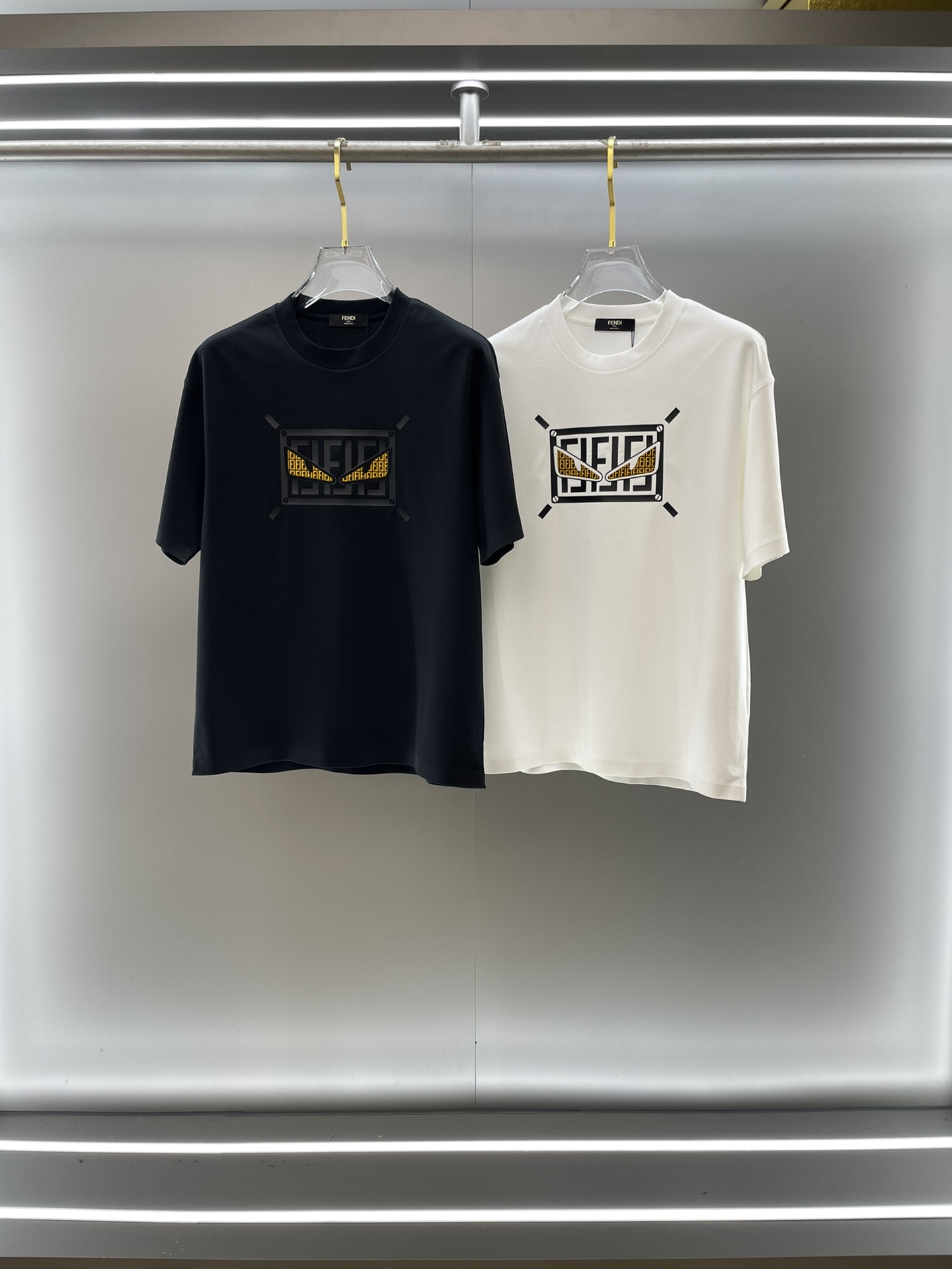 NO:134601,Fenjia high-end fabric 250g pure cotton 2025 spring and summer counter new short-sleeved 3D three-dimensional printing with clear concave and convexity. Fashion classic round neck short-sleeved cuff hem with traceless design. Fashionable single product design, more fashionable and comfortable, high-standard customization, very stylish upper body, classic LOGO pattern on the chest brand customer-supplied auxiliary materials, customer-supplied imported high-end fabric with very delicate texture, exquisite details and exquisite craftsmanship, extremely shaping item, can be matched with any fashion, super good style, a must-have item for trendy men Size S-XXL!  !  ,fendi,T-shirt,alexander wang19860909芬家高定面料 250克纯棉 2025春夏专柜新品短袖3D立体印花 凹凸分明 时尚经典圆领短袖袖口下摆采用无痕设计 时尚单品设计,更加时尚舒适,高标准定制,上身非常有型,胸前品牌经典LOGO 图案 客供辅料,客供进口高档面料质感非常细腻,细节工艺精湛考究,塑造性极高的一款单品,任何时装都可以搭配,版型超级好 潮男必备单品 尺码S-XXL！！,,fendi,T-shirt,alexander wang,Men's clothing