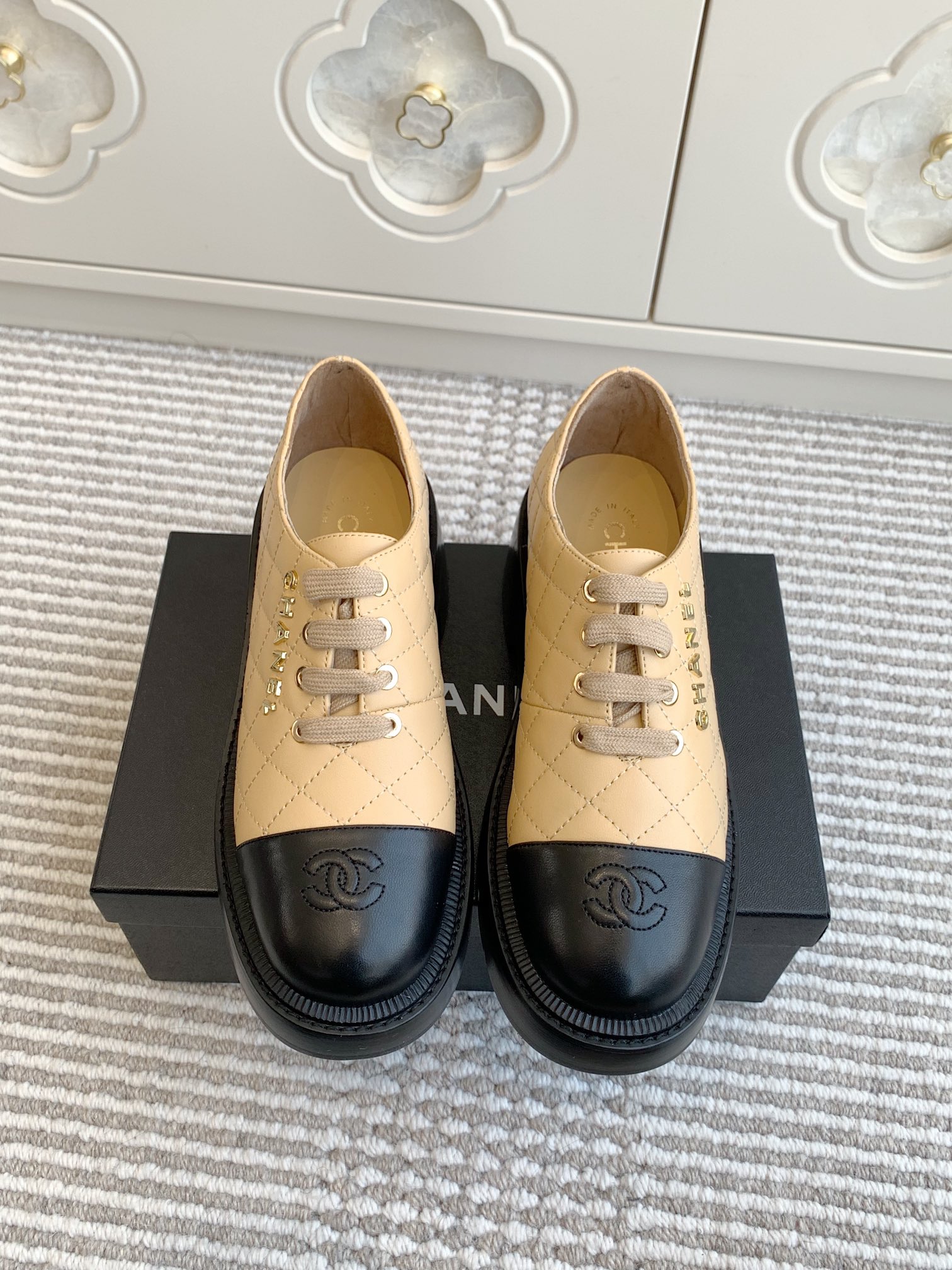 NO:222572,25C early spring new cc diamond-shaped thick-soled lace-up loafers top version!  The original version is 1:1 replica, if you want to see the high-quality products, heavy industry payment!  Big height on the upper foot, thick sole 4cm/2.5cm, imported goatskin / mixed-bred sheepskin in the upper, original molded outsole, size 35-41 (customized by 40/41, no return or replacement), loafers, chanel, loafers, sheepskin19860909批 Chanel小香 25C早春新款cc菱格厚底系带乐福鞋 顶级版本！原版1:1复刻 要高货的看过来 重工款！ 上脚巨增高 厚底4cm/2.5cm 鞋面进口山羊皮/ 内里混种羊皮 原版开模大底 码数35-41（40/41定制不退不换）,乐福鞋,chanel,loafers,sheepskin,Women's Shoes