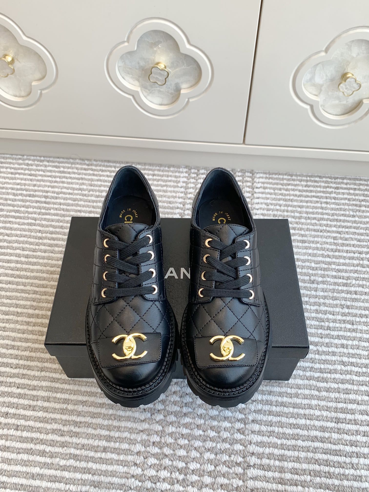 NO:222583,25C early spring new cc diamond-shaped thick-soled lace-up loafers top version!  The original version is 1:1 replica, if you want to see the high-quality products, heavy industry payment!  Big height on the upper foot, thick sole 4cm/2.5cm, imported goatskin / mixed-bred sheepskin in the upper, original molded outsole, size 35-41 (customized by 40/41, no return or replacement), loafers, chanel, loafers, sheepskin19860909批 Chanel小香 25C早春新款cc菱格厚底系带乐福鞋 顶级版本！原版1:1复刻 要高货的看过来 重工款！ 上脚巨增高 厚底4cm/2.5cm 鞋面进口山羊皮/ 内里混种羊皮 原版开模大底 码数35-41（40/41定制不退不换）,乐福鞋,chanel,loafers,sheepskin,Women's Shoes