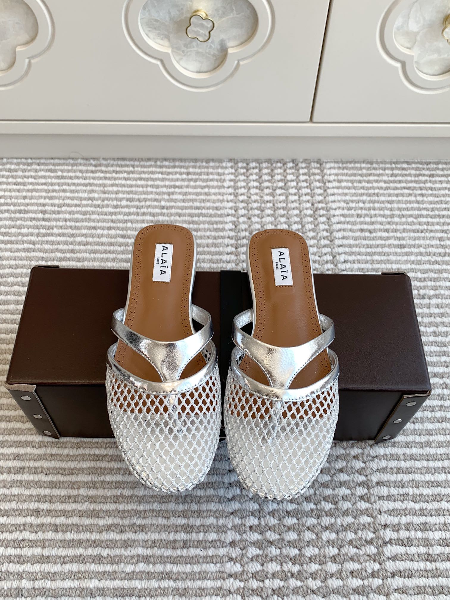 NO:222612,Purchase grade Alaiains hot and fashionable essential fishing net hollow clip-toe flat sandals A popular ballet shoes made by Zhang Xiaohui, romantic, charming, comfortable and versatile. Original custom mesh sheepskin mixed-bred sheepskin inner imported leather outsole size 35-39 (40/41 custom made without return) Full set of packaging, semi-torch, alaia, slippers, sheepskin, Leather soles19860909代购级 Alaiains爆款时髦精必备渔网镂空夹趾平底凉拖鞋 被章小蕙带火的人气超高的一款芭蕾舞鞋,浪漫又迷人舒适百搭 原版订制网面拼羊皮 混种羊皮内里 进口真皮大底 码数35-39（40/41订做不退换） 全套包装,半拖,alaia,slippers,sheepskin,Leather soles,Women's Shoes