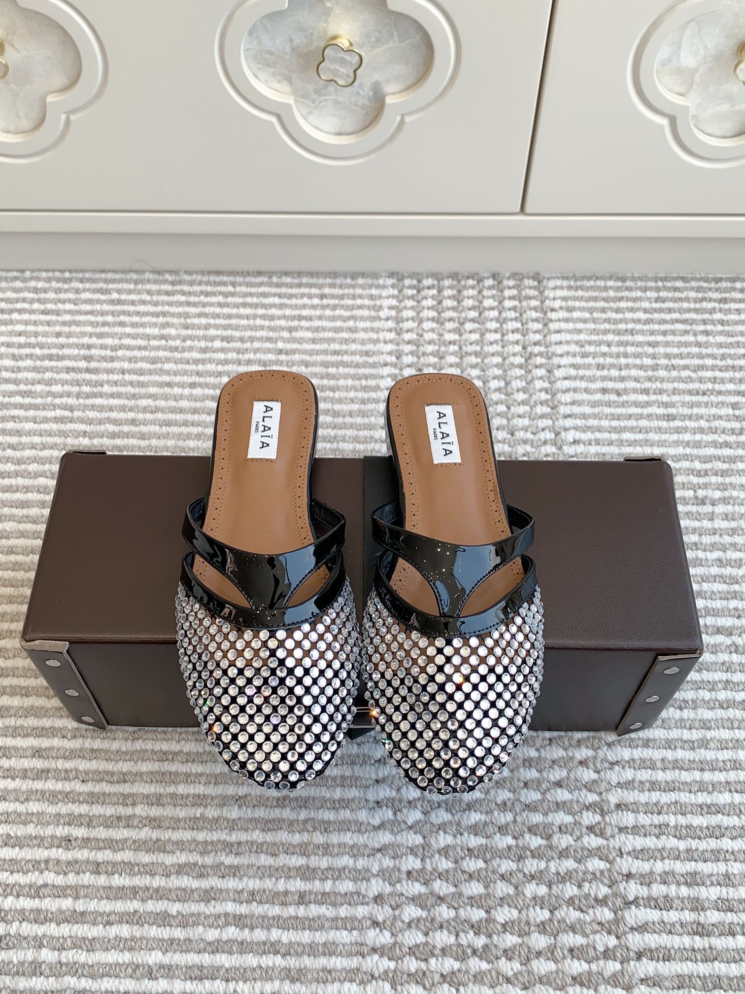 NO:222556,Purchase grade diamond face Alaiains hot and fashionable essential fishing net hollow clip-toe flat sandals A popular ballet shoes made by Zhang Xiaohui, romantic, charming, comfortable and versatile. Original custom mesh sheepskin mixed-bred sheepskin inner imported leather outsole size 35-39 (40/41 custom made without return) Full set of packaging, semi-torch, alaia, slippers, sheepskin, Leather soles19860909代购级钻面 Alaiains爆款时髦精必备渔网镂空夹趾平底凉拖鞋 被章小蕙带火的人气超高的一款芭蕾舞鞋,浪漫又迷人舒适百搭 原版订制网面拼羊皮 混种羊皮内里 进口真皮大底 码数35-39（40/41订做不退换） 全套包装,半拖,alaia,slippers,sheepskin,Leather soles,Women's Shoes