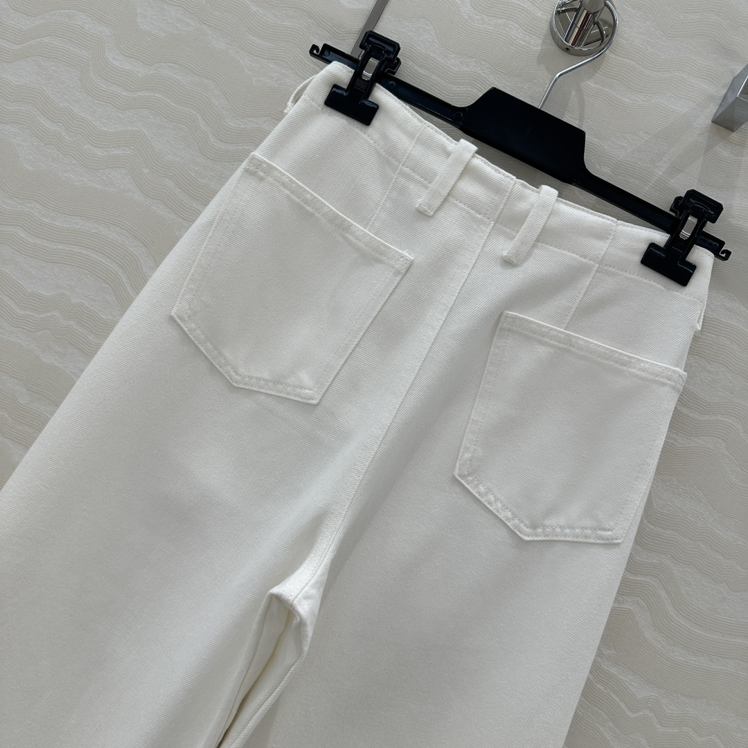 原单品质❤️Row风白色镰刀直筒牛仔裤，进口牛仔洗水工艺保暖又显瘦！妈生大长腿裤型上身自带帅气高级感！必
