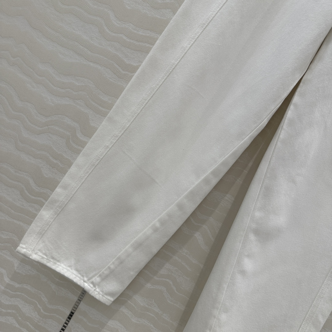 原单品质❤️Row风白色镰刀直筒牛仔裤，进口牛仔洗水工艺保暖又显瘦！妈生大长腿裤型上身自带帅气高级感！必