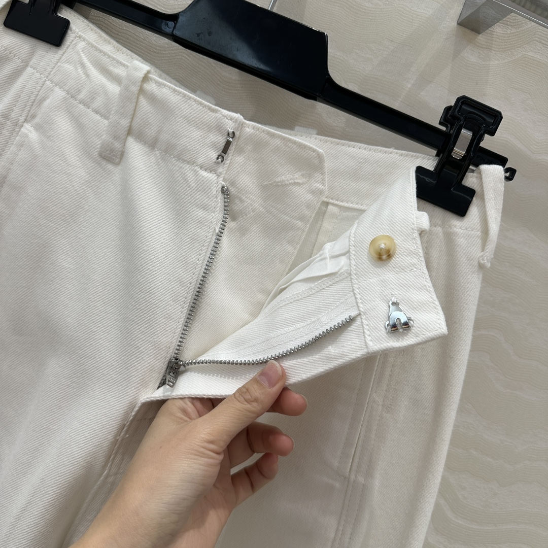 原单品质❤️Row风白色镰刀直筒牛仔裤，进口牛仔洗水工艺保暖又显瘦！妈生大长腿裤型上身自带帅气高级感！必