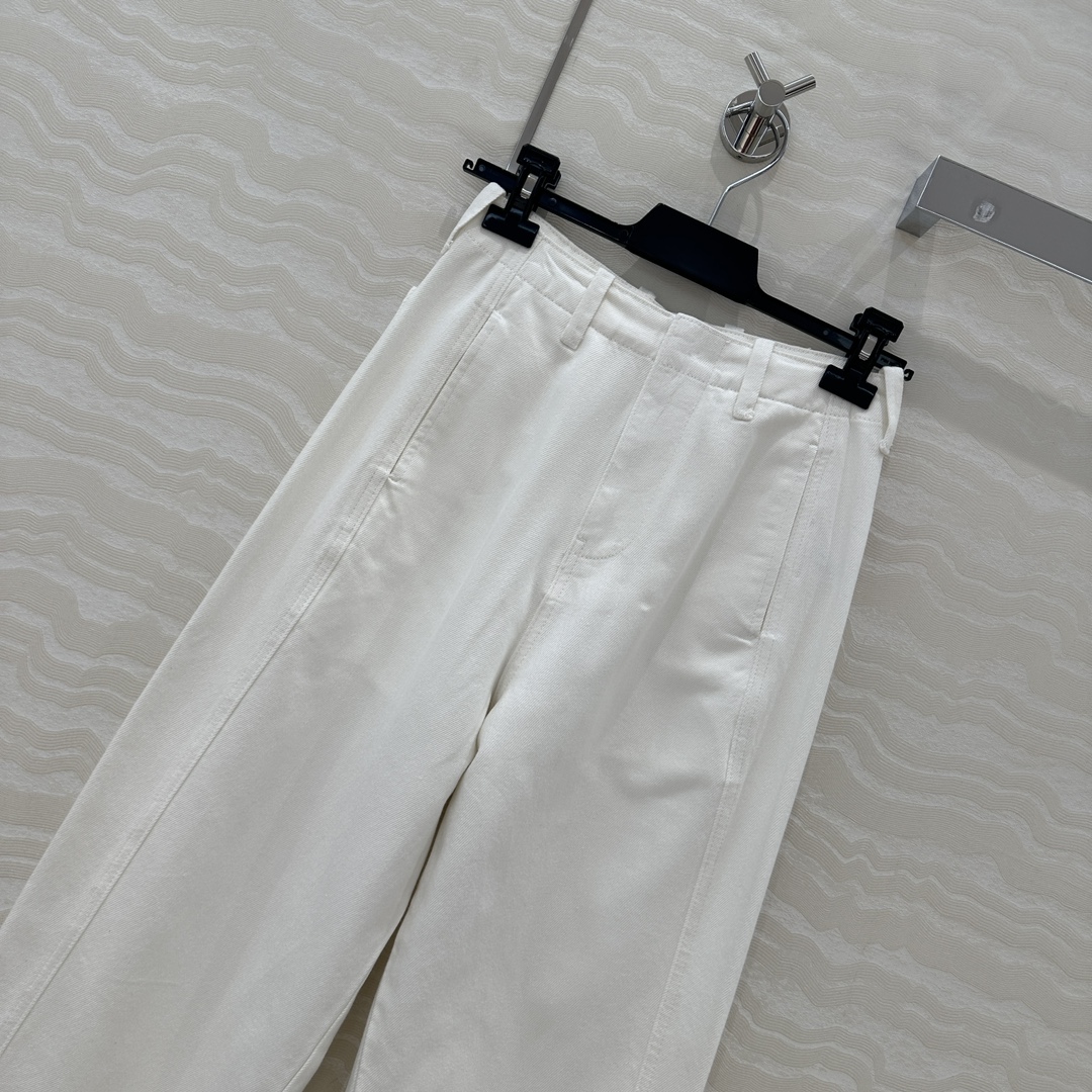 原单品质❤️Row风白色镰刀直筒牛仔裤，进口牛仔洗水工艺保暖又显瘦！妈生大长腿裤型上身自带帅气高级感！必