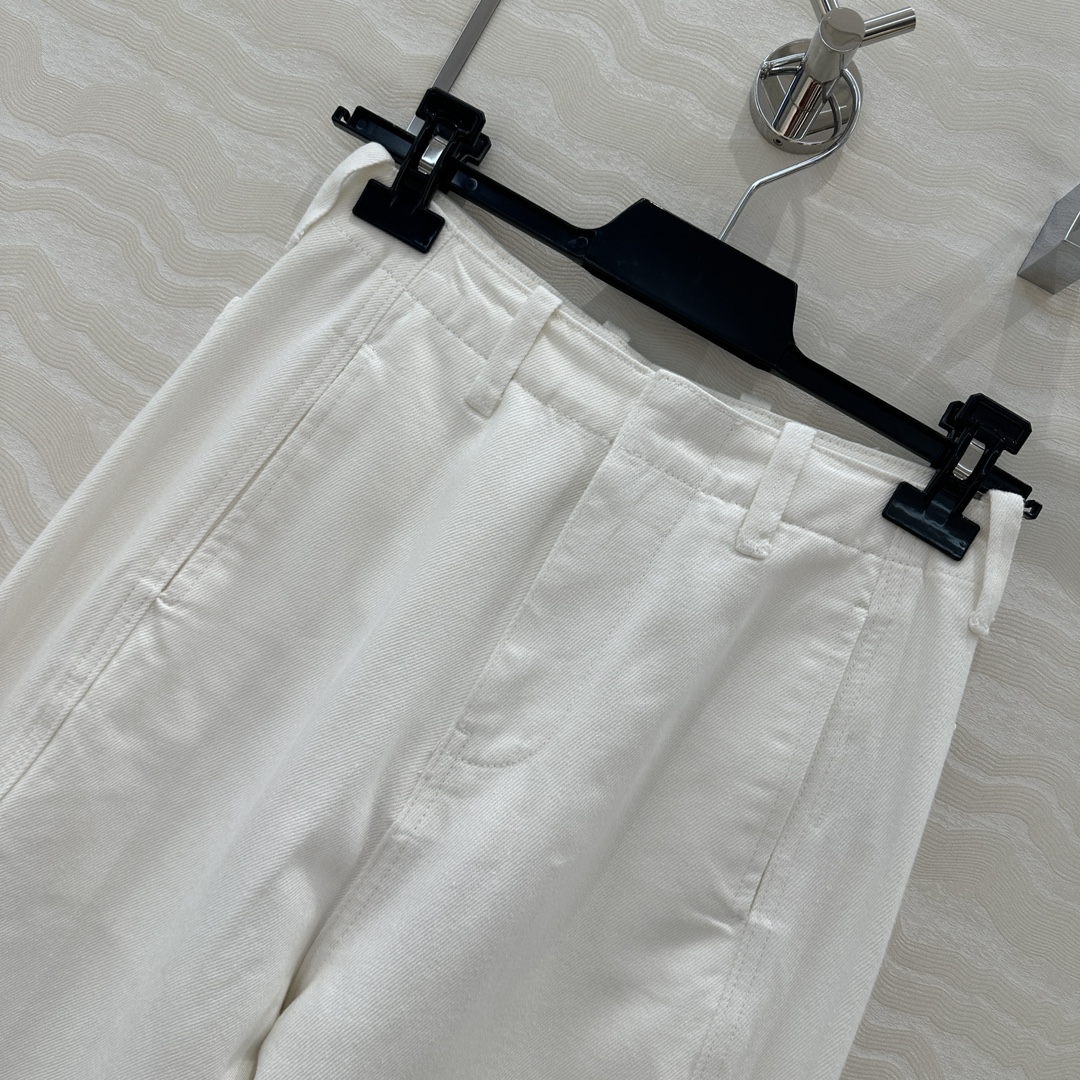 原单品质❤️Row风白色镰刀直筒牛仔裤，进口牛仔洗水工艺保暖又显瘦！妈生大长腿裤型上身自带帅气高级感！必