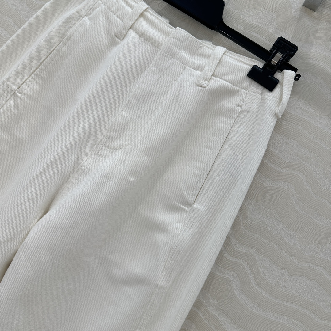 原单品质❤️Row风白色镰刀直筒牛仔裤，进口牛仔洗水工艺保暖又显瘦！妈生大长腿裤型上身自带帅气高级感！必