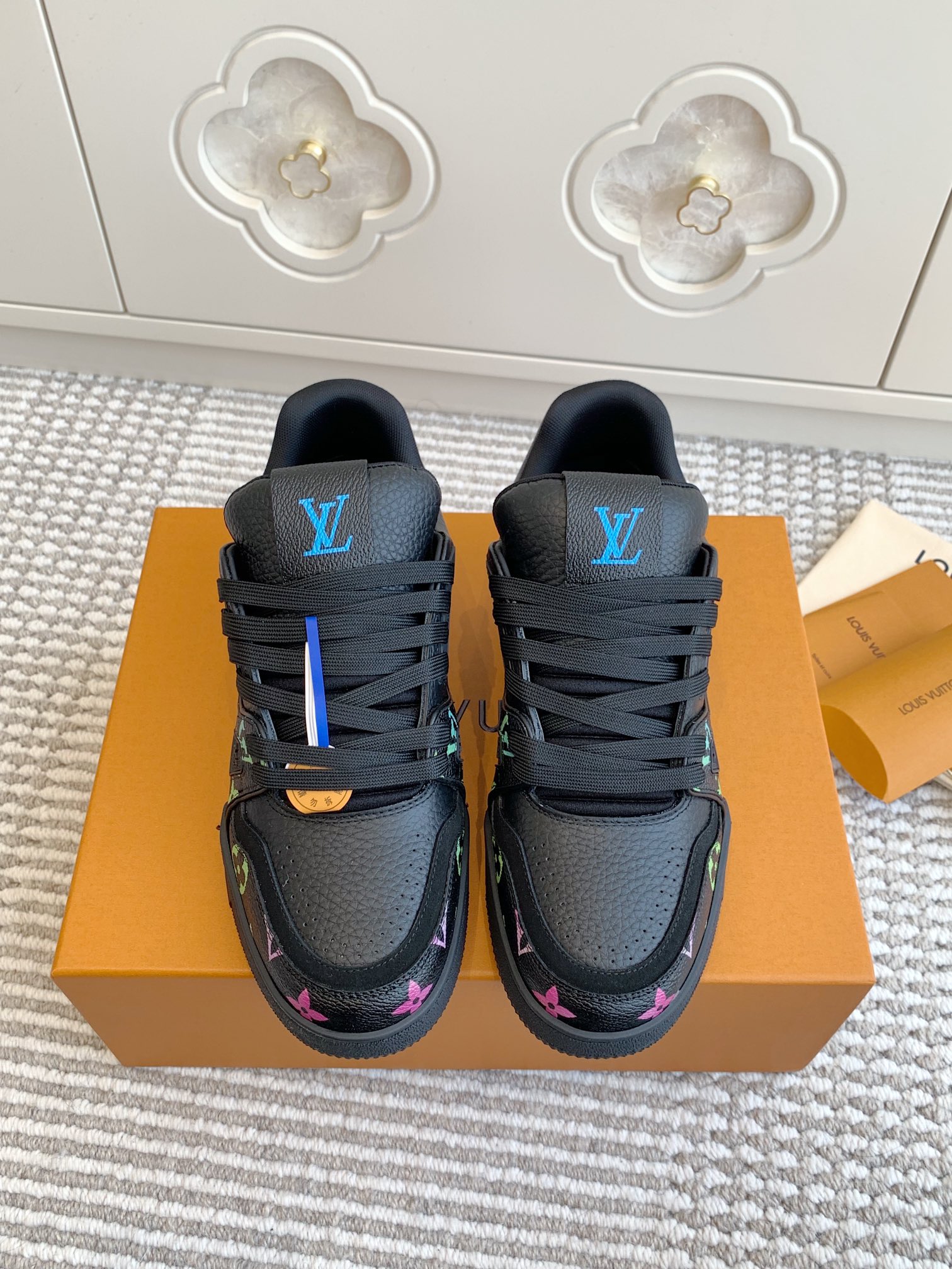 NO:222522,The same style for men and women, new colors, L Dujia brand x tyler joint series of couple sneakers, top quality, the most popular trainer sneakers~ no one, too young~ no distinction between men and women, a must-have for dressing without gender~ very versatile and versatile!  The refreshing and clean feeling of youth is available in minutes. Upper drop film~TPU film~imported lychee pattern cowhide/imported calf leather/dening denim/inner calf leather mesh. Exclusive 1:1 mold opening TPU outsole size35-45, casual shoes/sports shoes, louis vuitton,louis vuitton,sneakers,cowhide19860909男女同款 新色 L驴家牌 x tyler联名系列男女情侣运动鞋 顶级品质 最火的trainer运动鞋～没有之一、太少年感啦～不分男女～无性别穿搭必选～非常百搭万能搭配！少年感的清爽干净分分钟拥有 鞋面滴胶片～TPU胶片～进口荔枝纹牛皮/进口小牛皮/丹宁牛仔布/ 内里小牛皮网布 大底原版独家1:1开模TPU大底 size35-45,休闲鞋/运动鞋,louis vuitton,louis vuitton,sneakers,cowhide,Women's Shoes