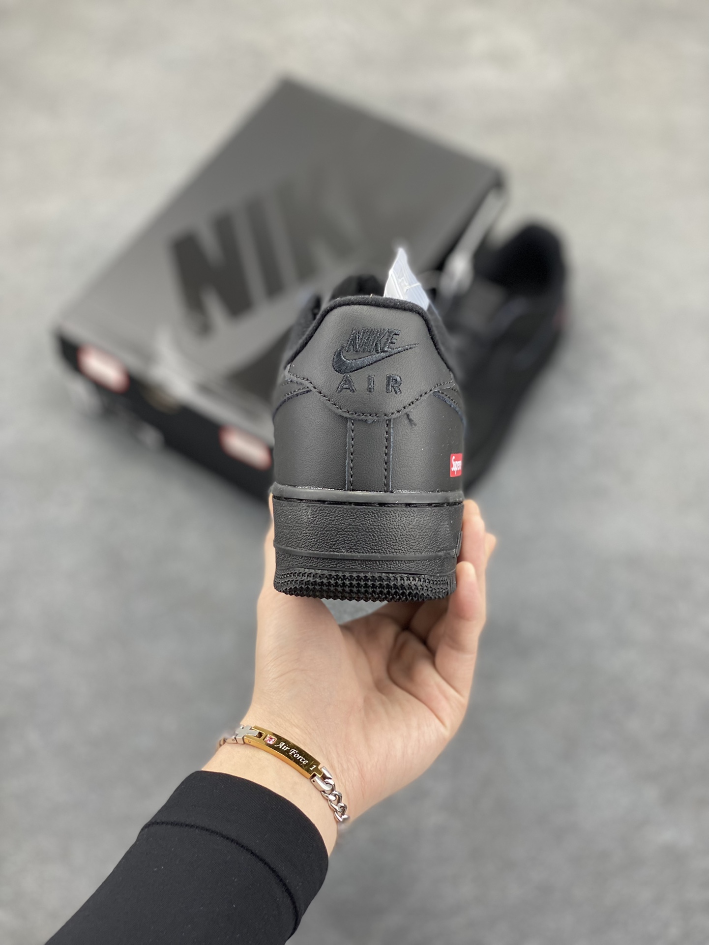 图片[4]-Nike Air Force 1 Low Supreme联名 空军一号低帮运动休闲板鞋 原楦头原纸板 打造纯正空军版型 专注外贸渠道 全掌内置蜂窝气垫 原盒配件 原厂中底钢印、拉帮完美 货号：CU9225-001 尺码：36 36.5 37.5 38 38.5 39 40 40.5 41 42 42.5 43 44 44.5 45-选品中心