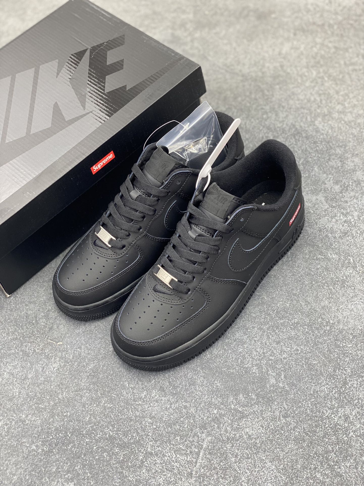 图片[8]-Nike Air Force 1 Low Supreme联名 空军一号低帮运动休闲板鞋 原楦头原纸板 打造纯正空军版型 专注外贸渠道 全掌内置蜂窝气垫 原盒配件 原厂中底钢印、拉帮完美 货号：CU9225-001 尺码：36 36.5 37.5 38 38.5 39 40 40.5 41 42 42.5 43 44 44.5 45-选品中心
