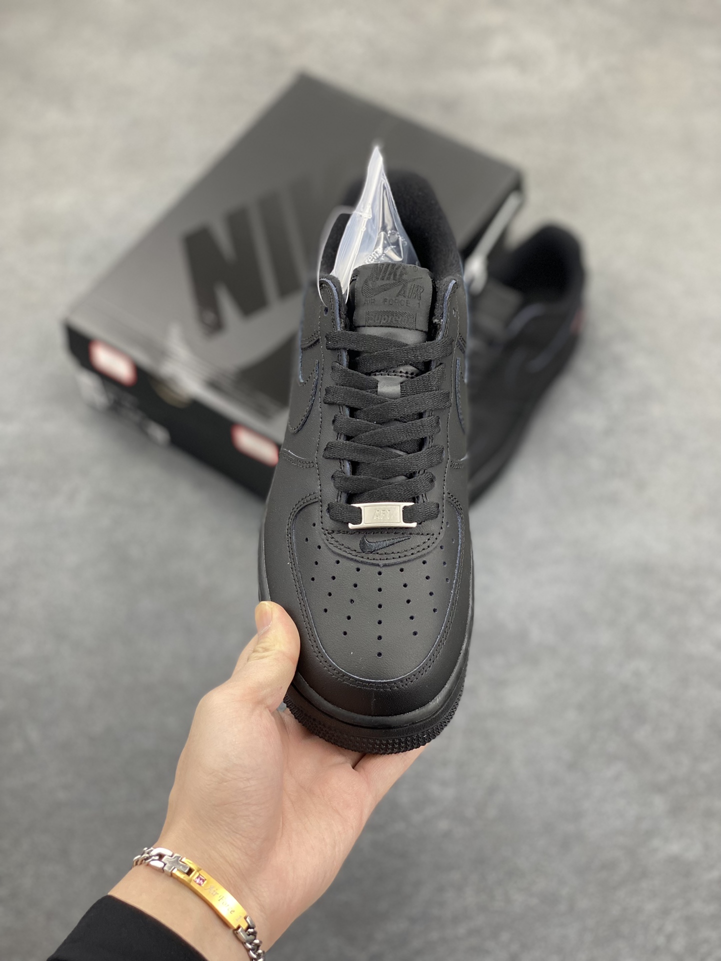 图片[2]-Nike Air Force 1 Low Supreme联名 空军一号低帮运动休闲板鞋 原楦头原纸板 打造纯正空军版型 专注外贸渠道 全掌内置蜂窝气垫 原盒配件 原厂中底钢印、拉帮完美 货号：CU9225-001 尺码：36 36.5 37.5 38 38.5 39 40 40.5 41 42 42.5 43 44 44.5 45-选品中心