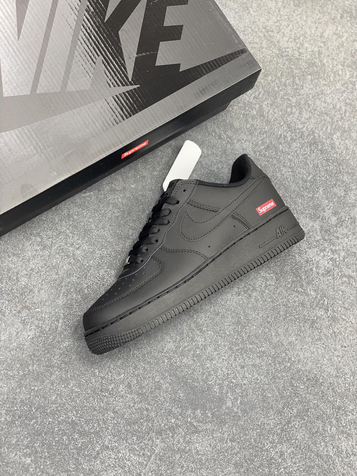 图片[7]-Nike Air Force 1 Low Supreme联名 空军一号低帮运动休闲板鞋 原楦头原纸板 打造纯正空军版型 专注外贸渠道 全掌内置蜂窝气垫 原盒配件 原厂中底钢印、拉帮完美 货号：CU9225-001 尺码：36 36.5 37.5 38 38.5 39 40 40.5 41 42 42.5 43 44 44.5 45-选品中心