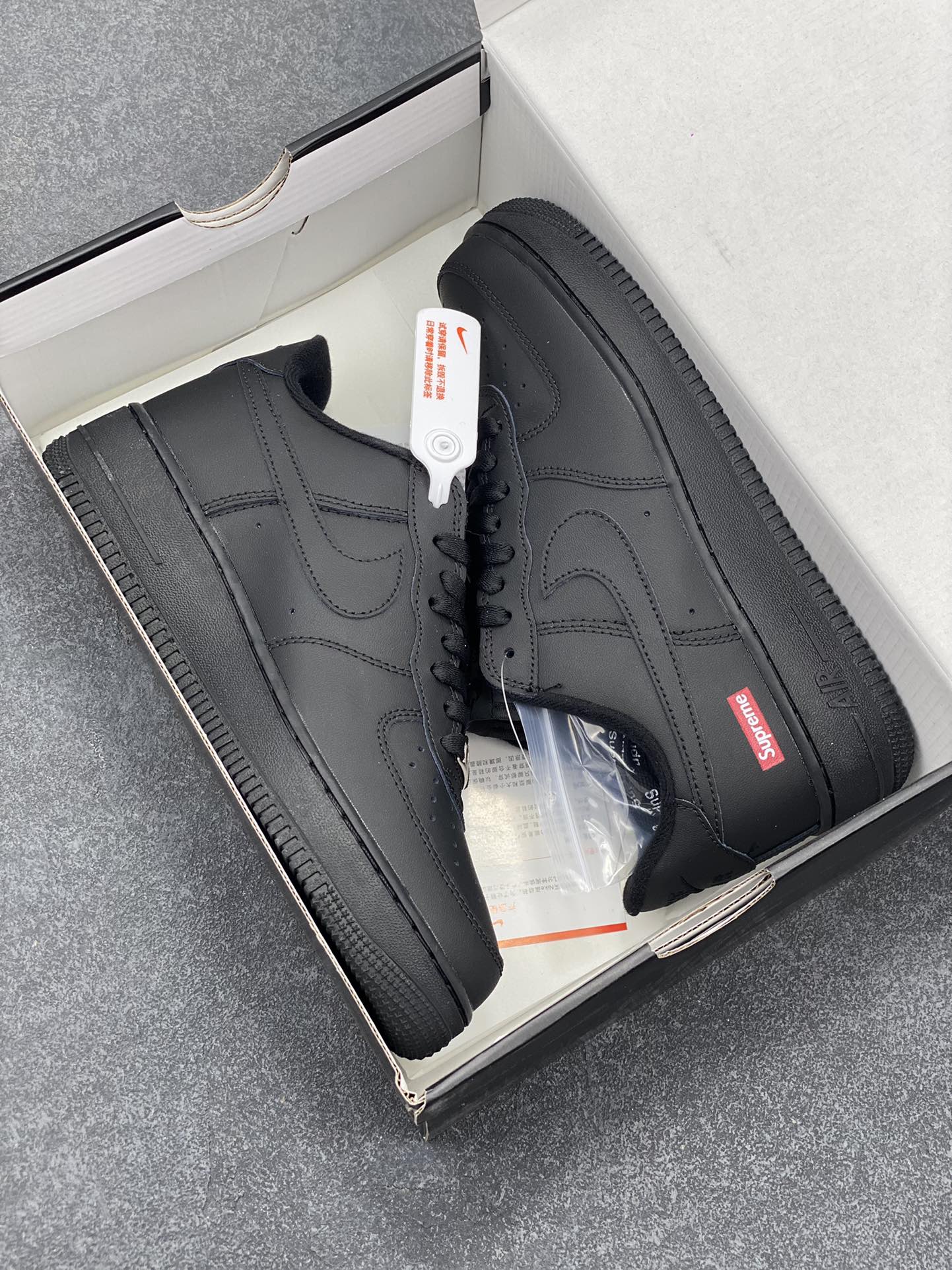 图片[9]-Nike Air Force 1 Low Supreme联名 空军一号低帮运动休闲板鞋 原楦头原纸板 打造纯正空军版型 专注外贸渠道 全掌内置蜂窝气垫 原盒配件 原厂中底钢印、拉帮完美 货号：CU9225-001 尺码：36 36.5 37.5 38 38.5 39 40 40.5 41 42 42.5 43 44 44.5 45-选品中心