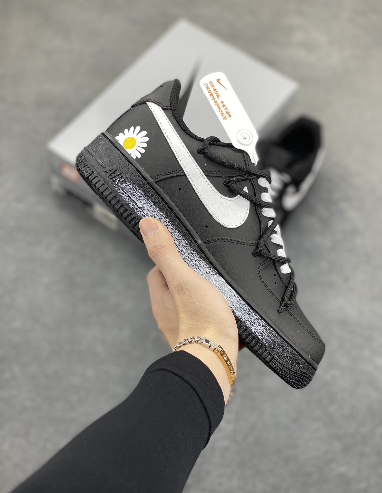 Nike Air Force 1 Low’07 小雏菊 黑白涂鸦手绘空军一号低帮绑带休闲板鞋 定制皮料 原厂3D打印 定制鞋盒 原楦原纸板 纯正空军版型 内置全掌气垫 货号:CK0316-063 尺码:36 36.5 37.5 38 38.5 39 40 40.5 41 42 42.5 43 44 44.5 45-选品中心