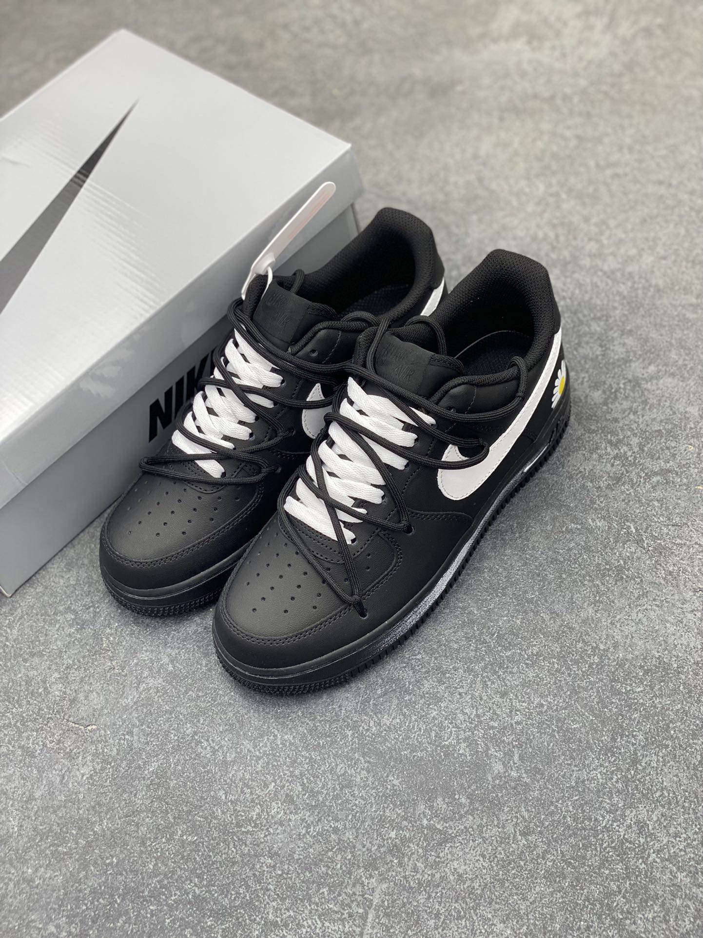 图片[8]-Nike Air Force 1 Low’07 小雏菊 黑白涂鸦手绘空军一号低帮绑带休闲板鞋 定制皮料 原厂3D打印 定制鞋盒 原楦原纸板 纯正空军版型 内置全掌气垫 货号：CK0316-063 尺码：36 36.5 37.5 38 38.5 39 40 40.5 41 42 42.5 43 44 44.5 45-选品中心