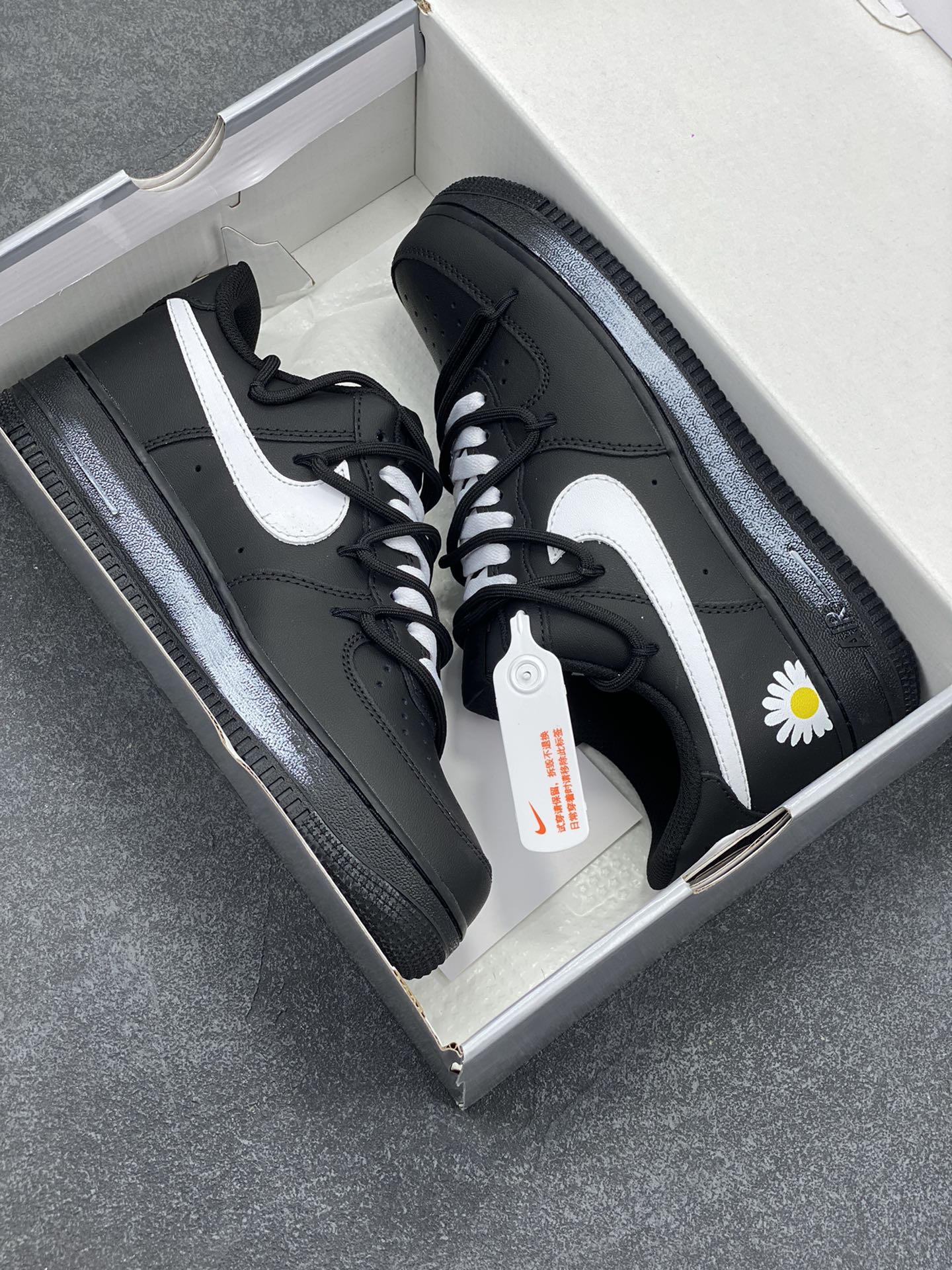 图片[9]-Nike Air Force 1 Low’07 小雏菊 黑白涂鸦手绘空军一号低帮绑带休闲板鞋 定制皮料 原厂3D打印 定制鞋盒 原楦原纸板 纯正空军版型 内置全掌气垫 货号：CK0316-063 尺码：36 36.5 37.5 38 38.5 39 40 40.5 41 42 42.5 43 44 44.5 45-选品中心