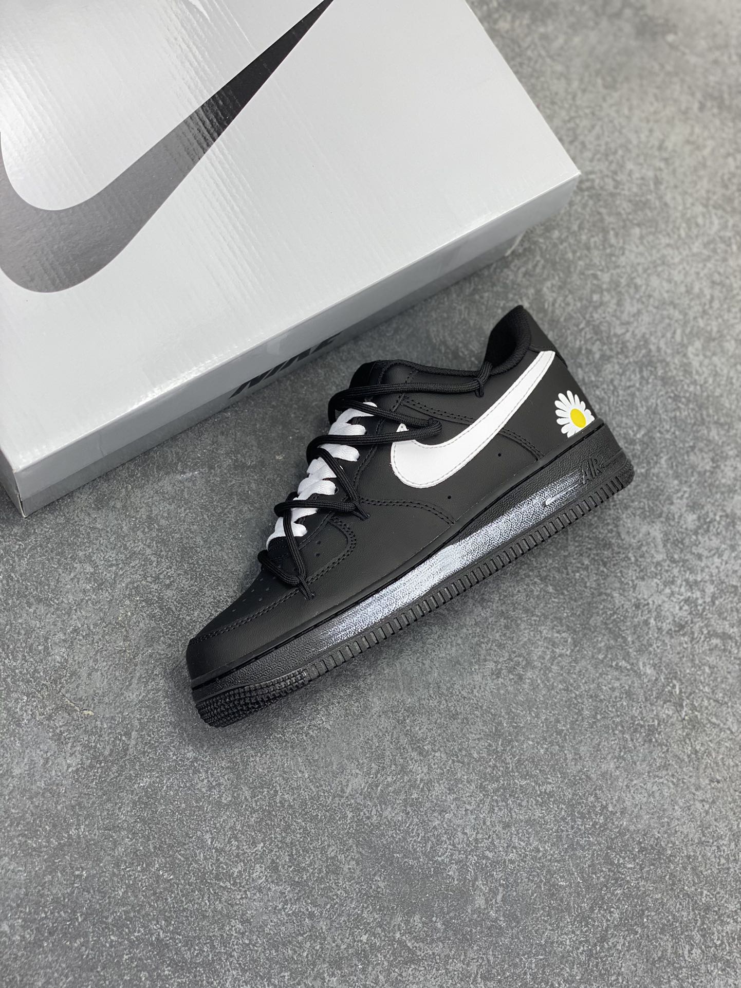 图片[7]-Nike Air Force 1 Low’07 小雏菊 黑白涂鸦手绘空军一号低帮绑带休闲板鞋 定制皮料 原厂3D打印 定制鞋盒 原楦原纸板 纯正空军版型 内置全掌气垫 货号：CK0316-063 尺码：36 36.5 37.5 38 38.5 39 40 40.5 41 42 42.5 43 44 44.5 45-选品中心