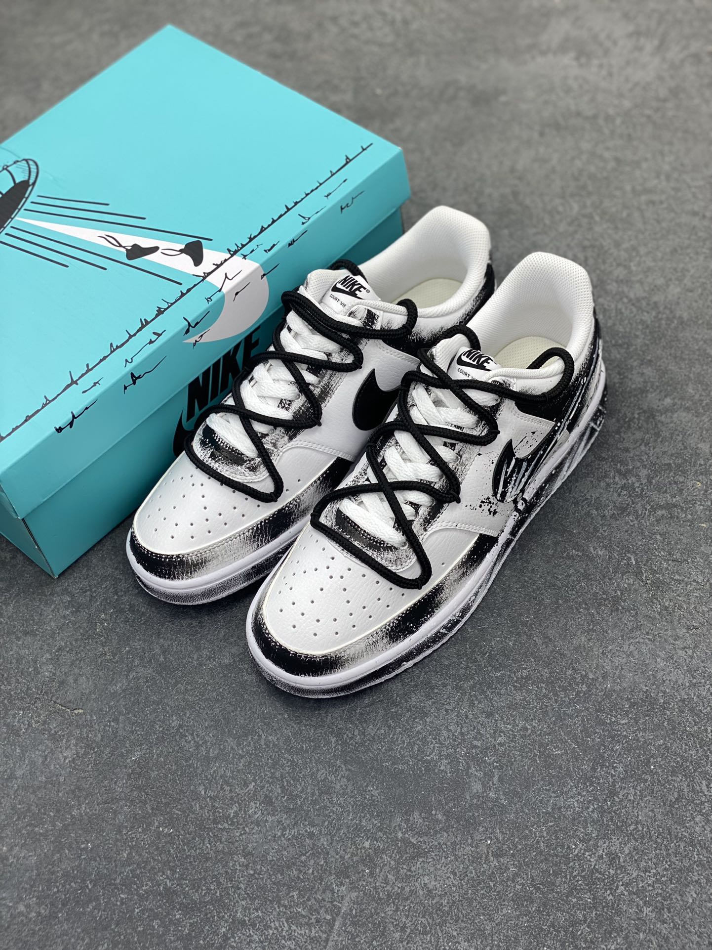 图片[8]-Nike Court Vision 1 “镜之魅影”手绘涂鸦定制板鞋 在那幽谧昏暗的房间里，一面古老的镜子静静伫立，镜面斑驳，裂痕交错，镜之魅影，它不仅是一面镜子的神秘力量，更是我们内心深处对自我的追寻和探索。 货号：DH2987-011 尺码：36 36.5 37.5 38 38.5 39 40 40.5 41 42 42.5 43 44 44.5 45-选品中心